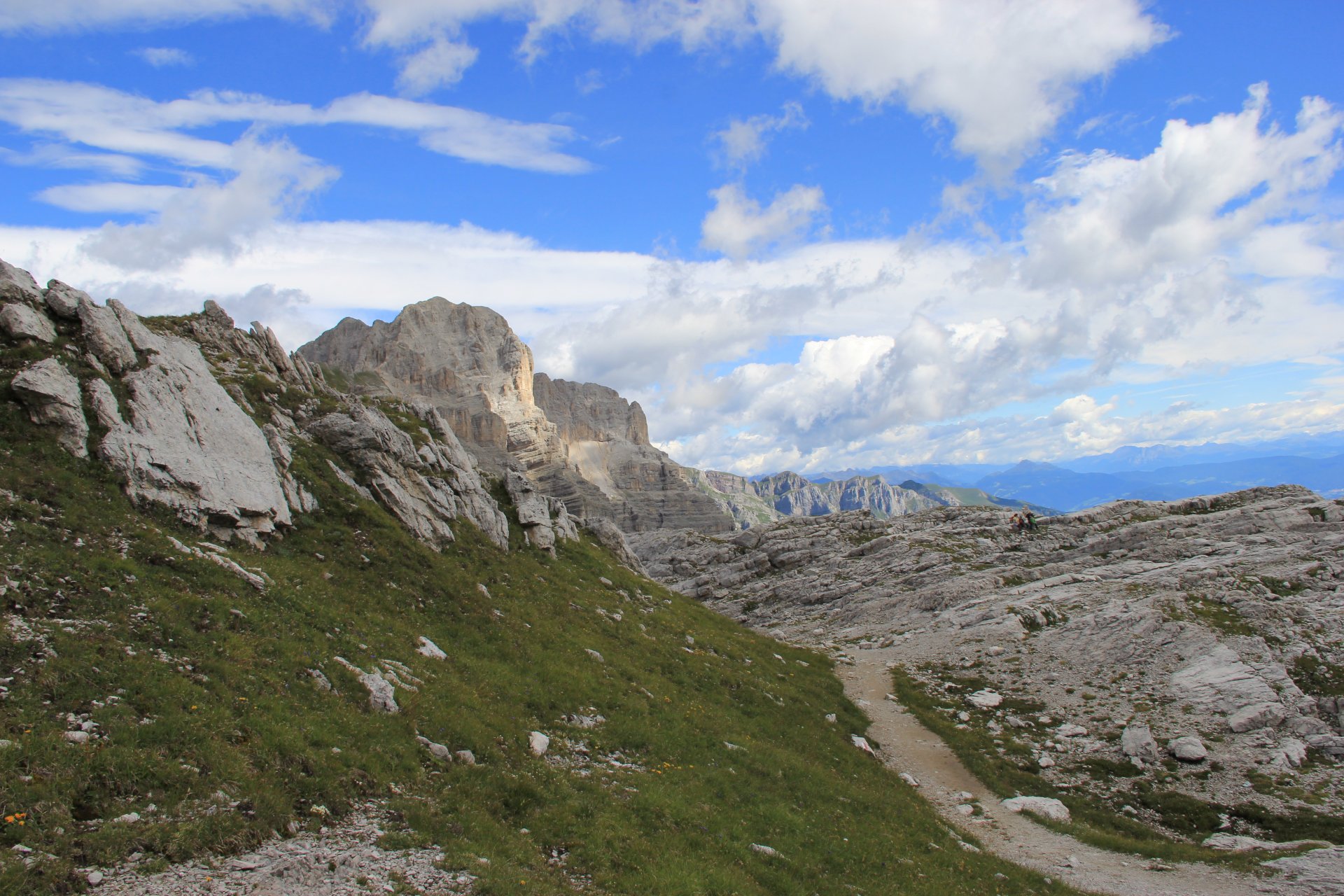 Widok z przełęczy Passo Grostè w kierunku doliny Valle dei Maria Flavona