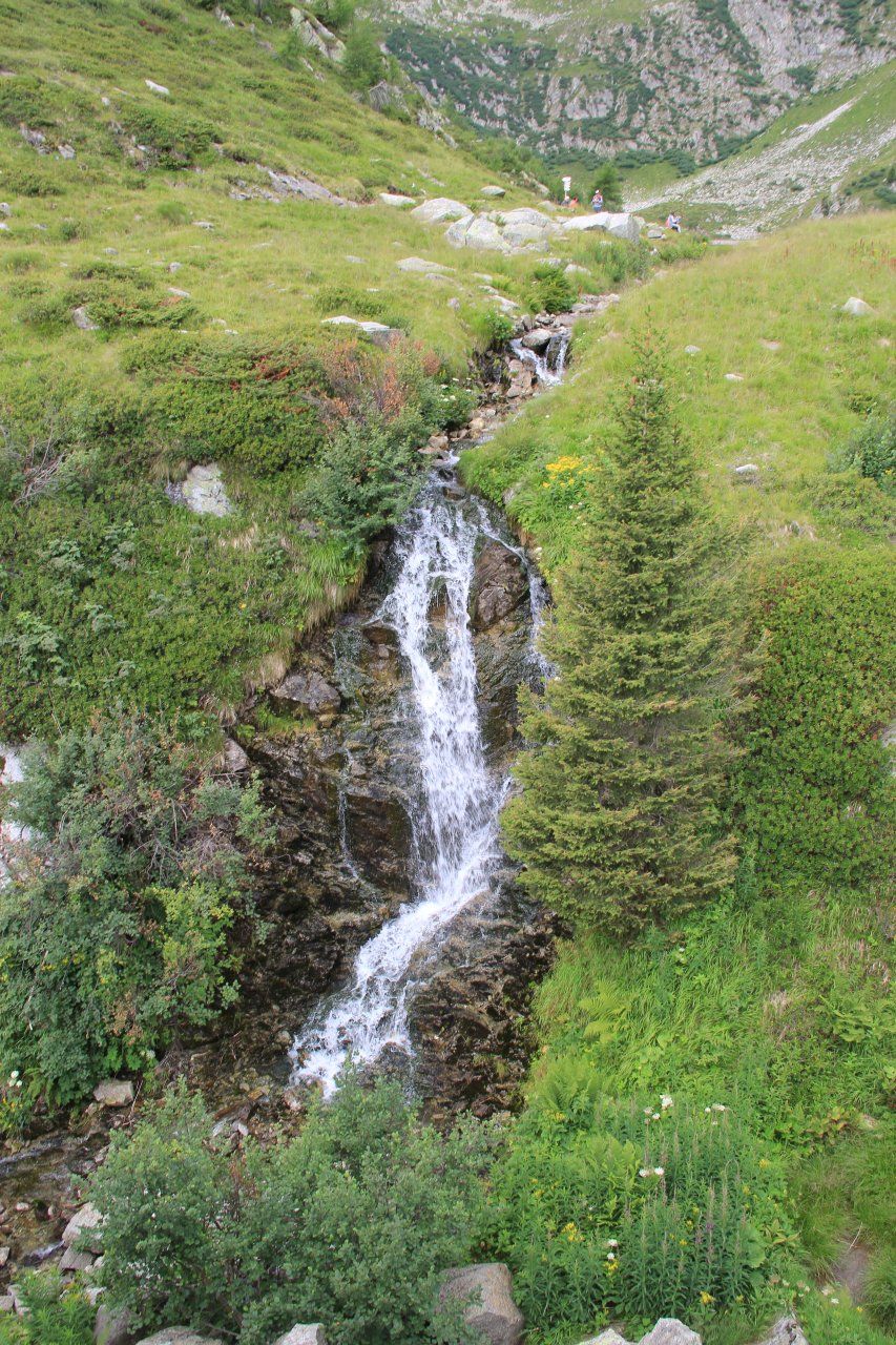 Wodospad na potoku odprowadzającym wodę z jeziora Lago Ritorto