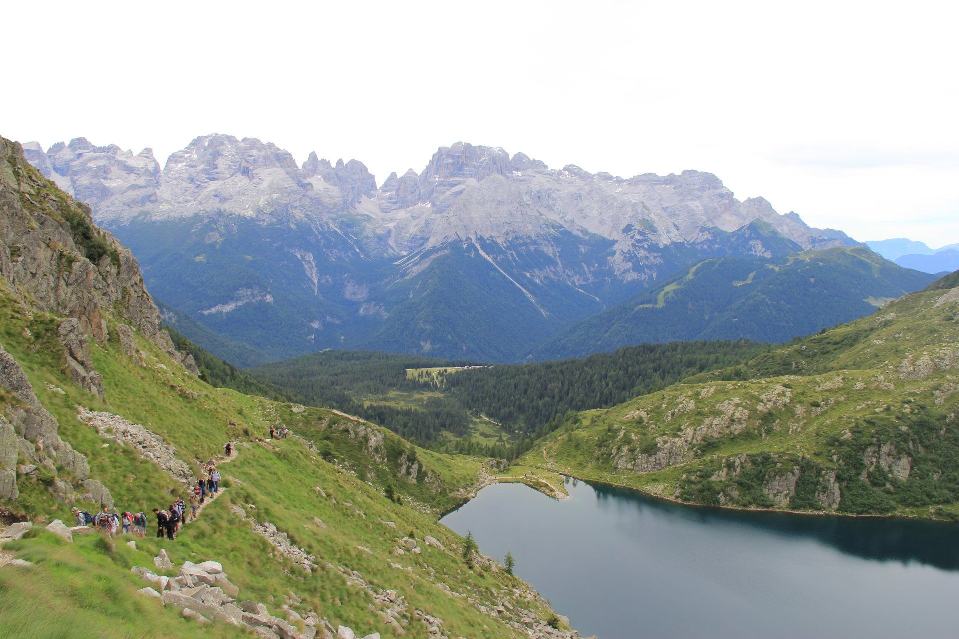 Widok ze szlaku 323 na Lago Ritorto i Grupę Dolomiti di Brenta