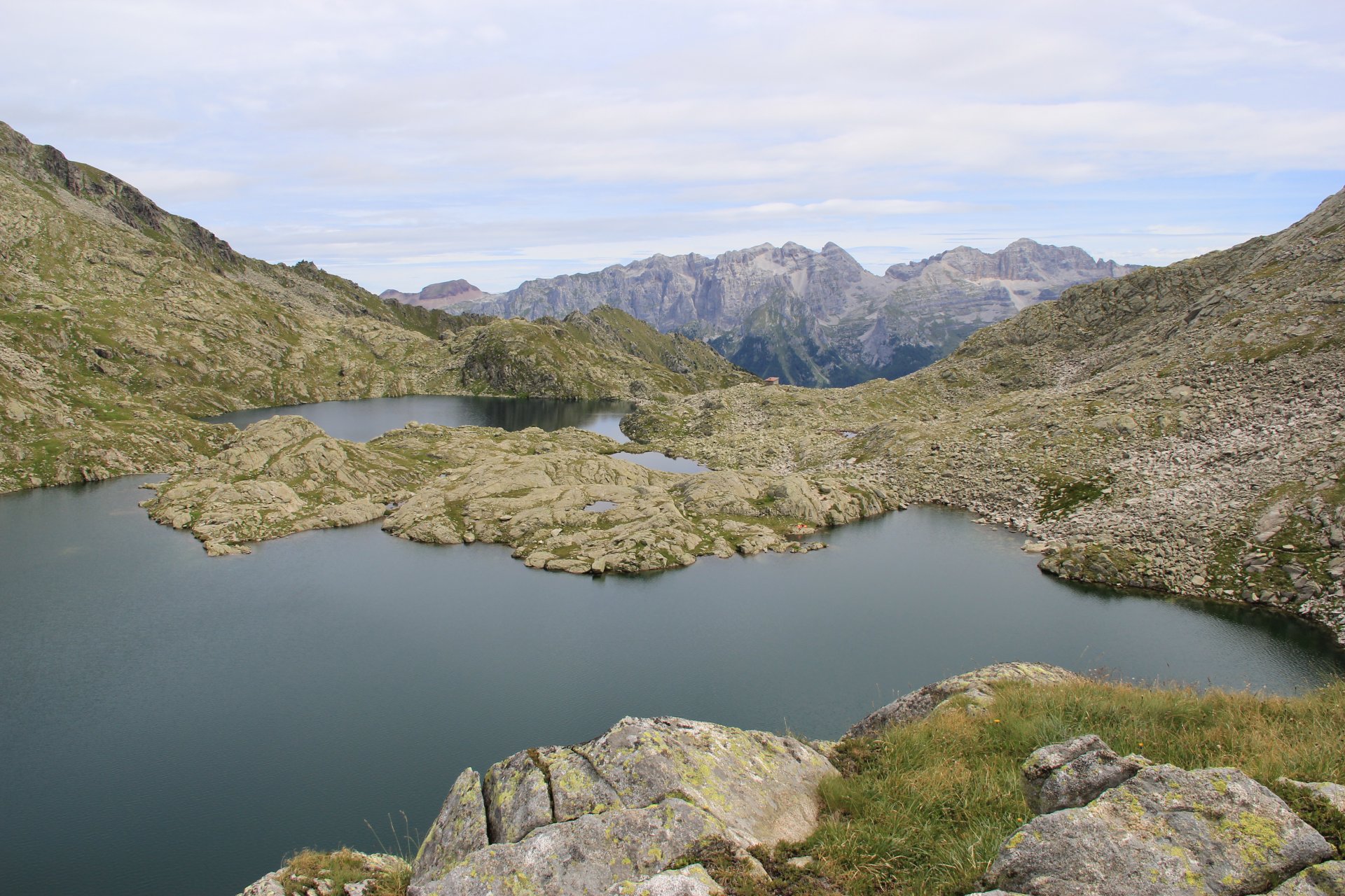 Widok z przełęczy Passo di Nambrone na jeziora Lago Gelato i Lago Seròdoli