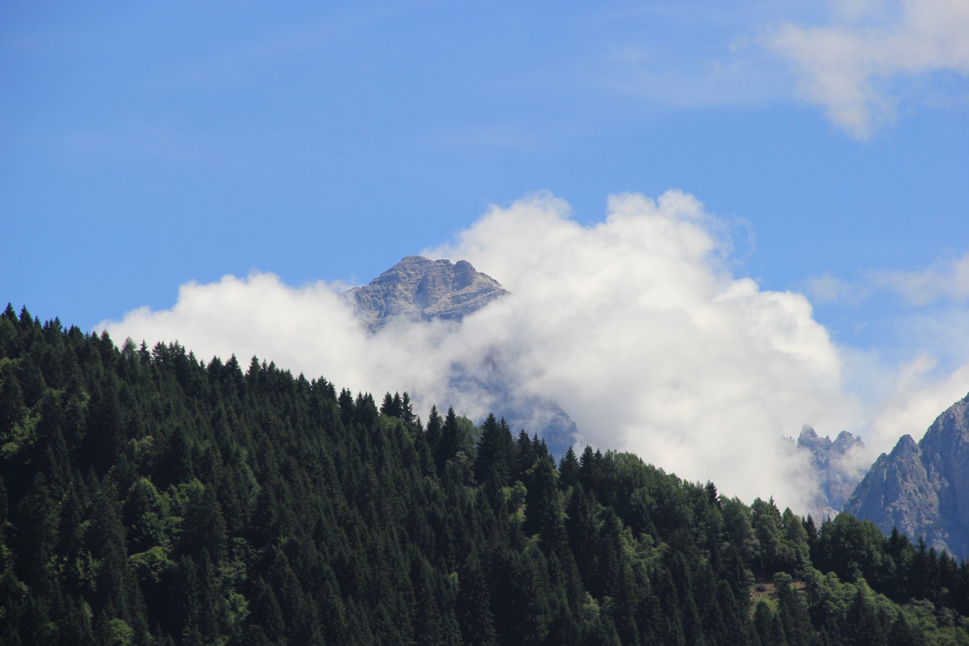 Widok na szczyty w Grupie Dolomiti di Brenta z polany Castalot