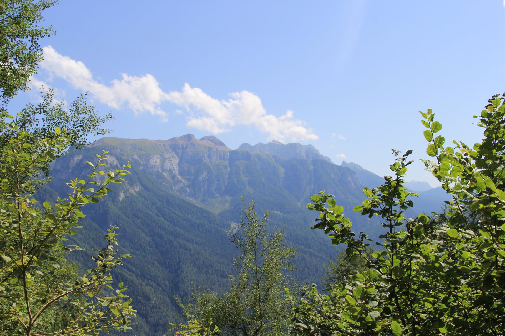 Widok ze szlaku 119 na szczyty w Grupie Dolomiti di Brenta