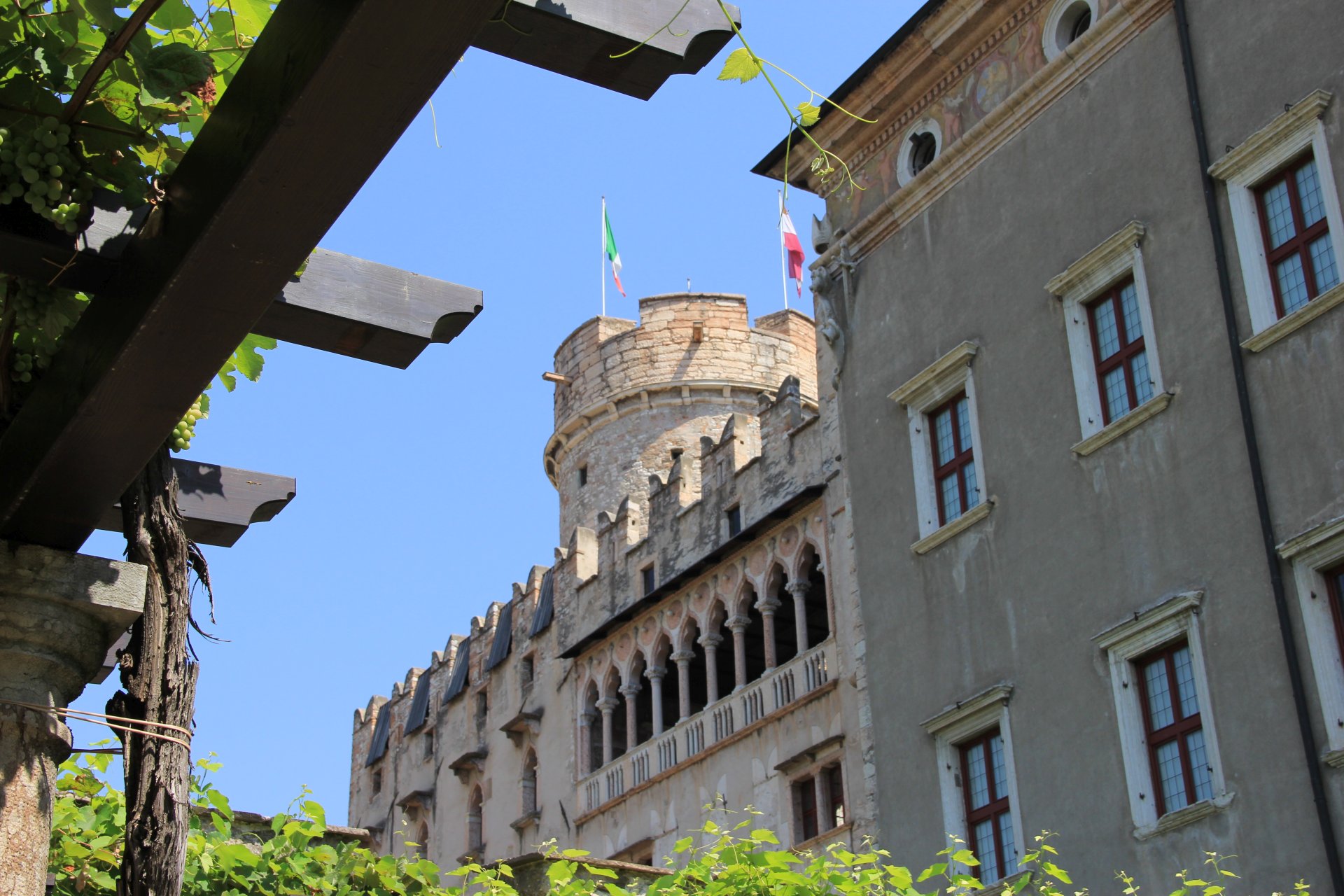 Fasada zamku Buonconsiglio z widoczną Loggią Wenecką