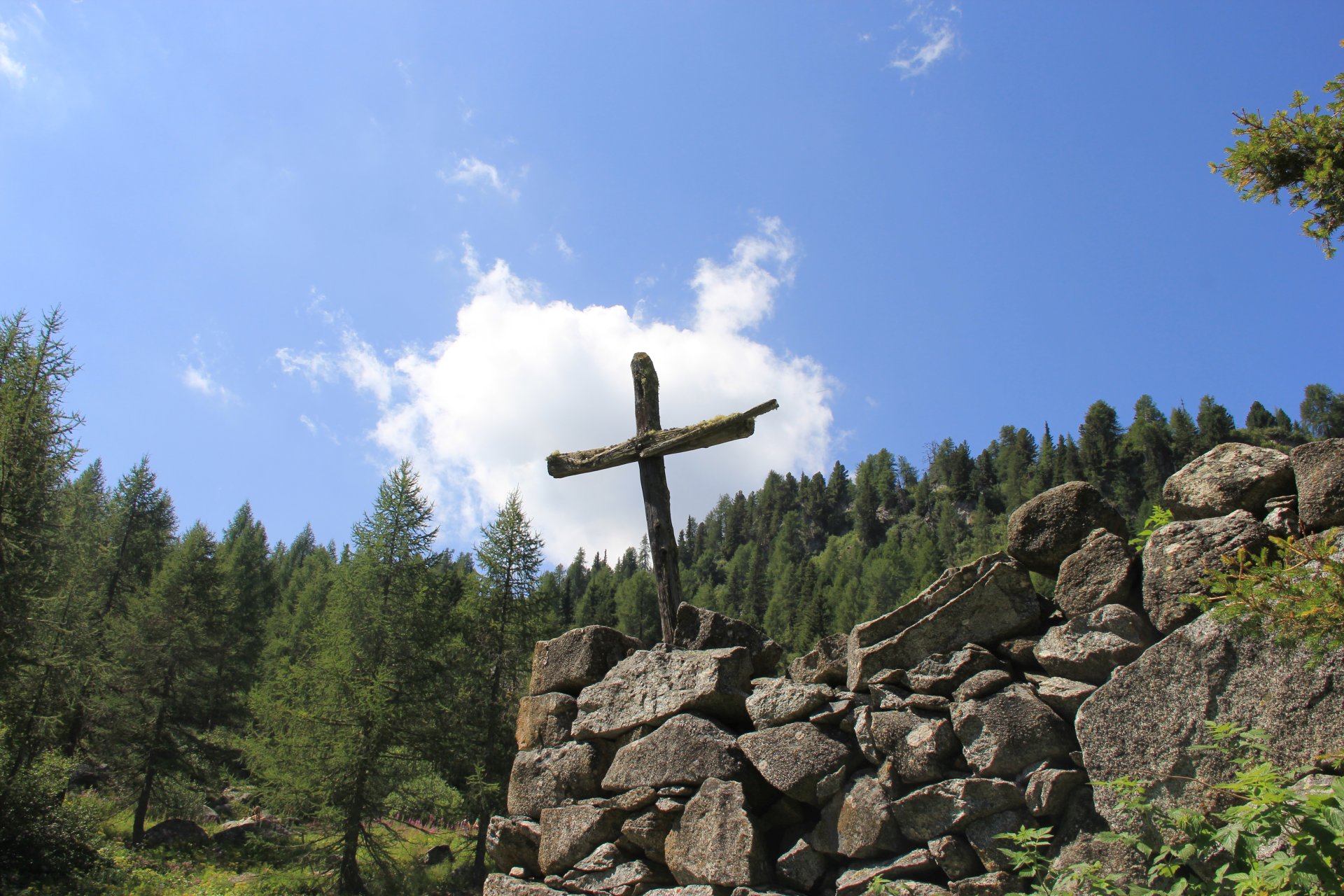 Drewniany krzyż przy Malghetto Copai