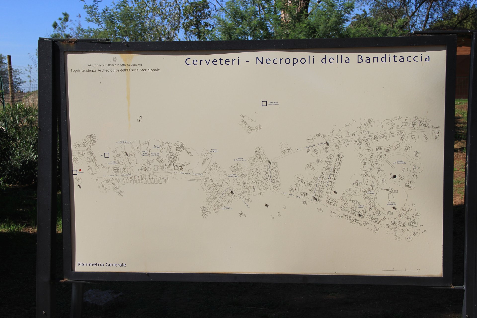 Tablica informacyjna z planem nekropolii