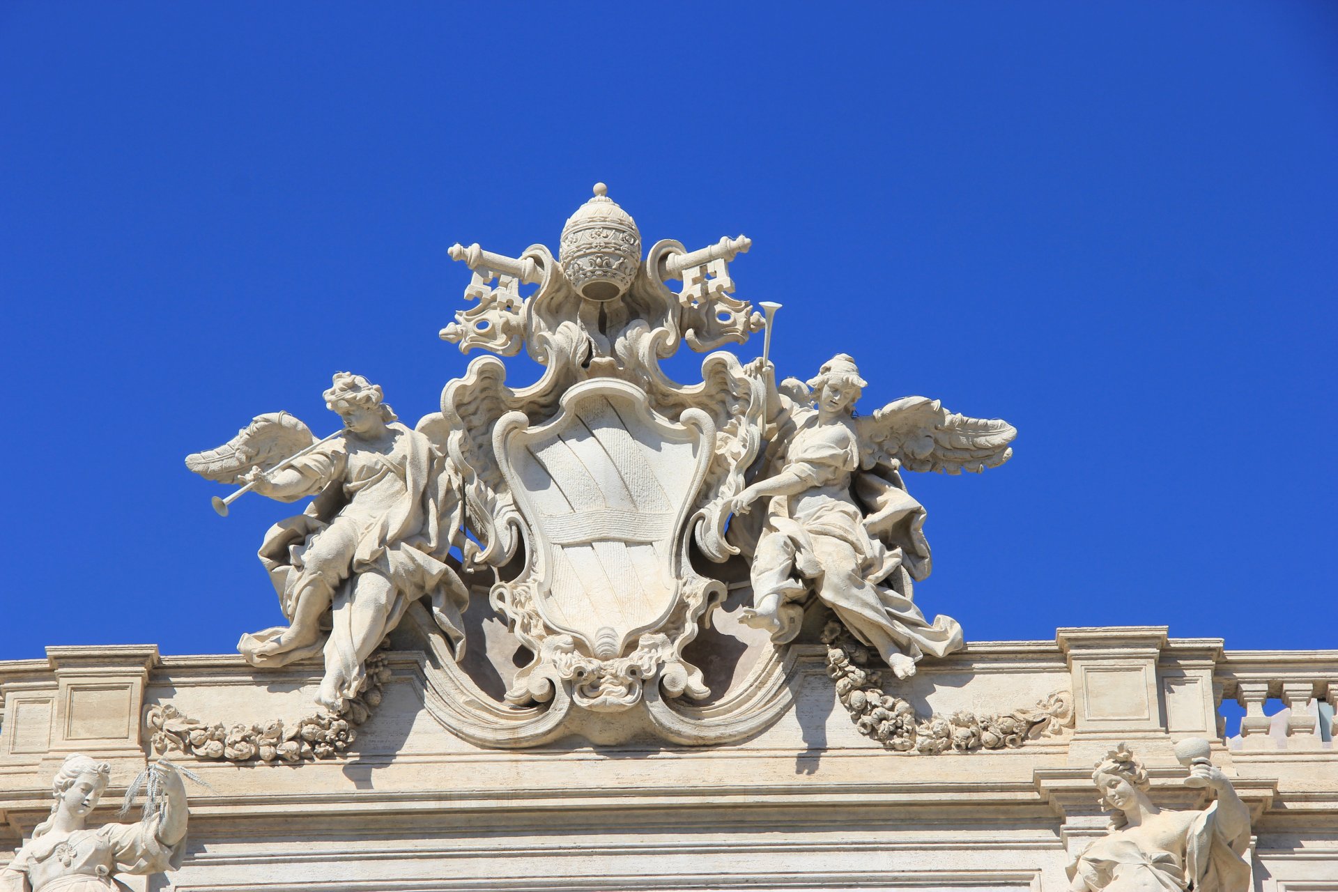 Herb papieża Klemensa XII zwieńczający fasadę Fontanny di Trevi