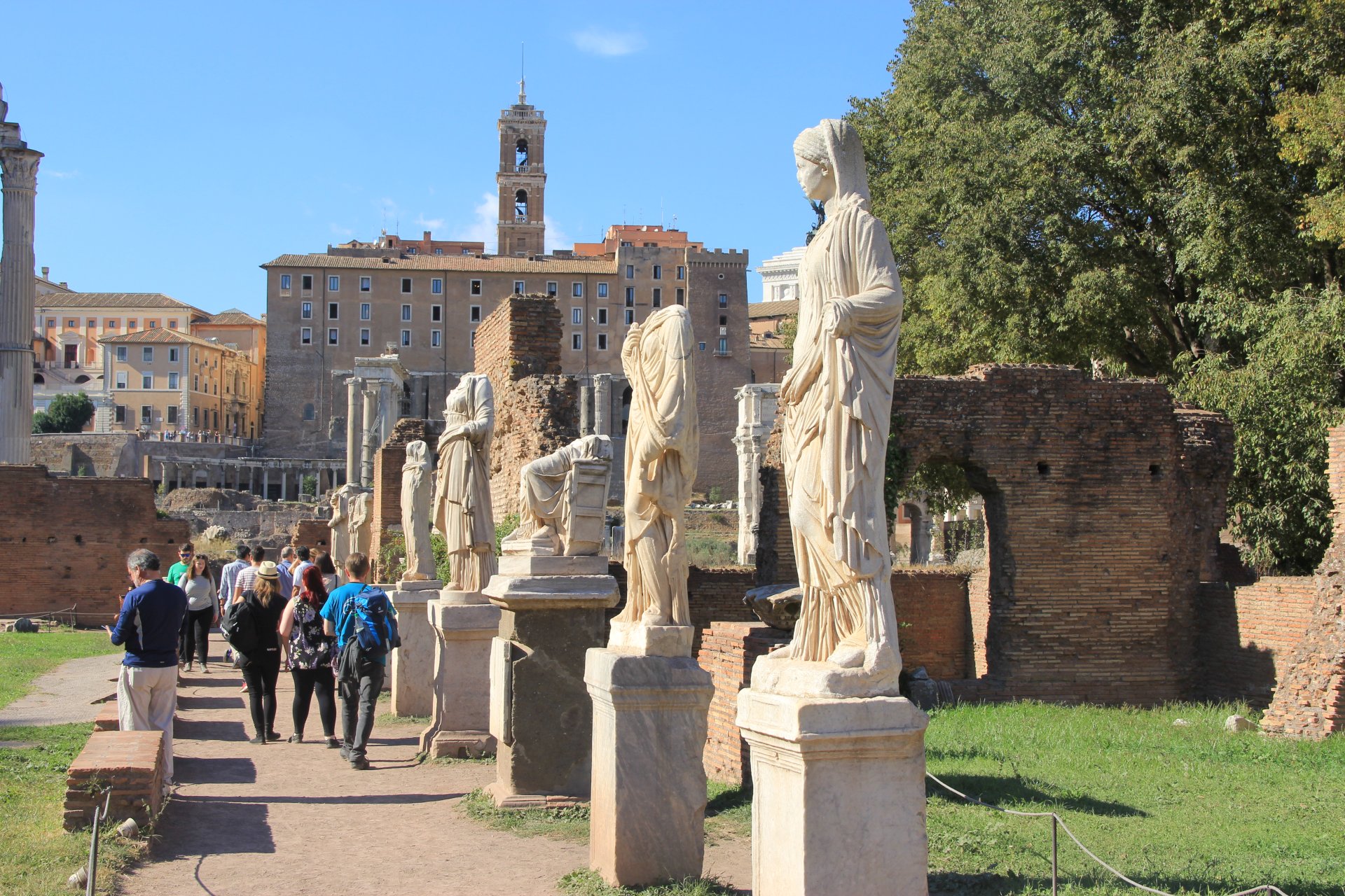 Posągi zdobiące uliczkę na Forum Romanum