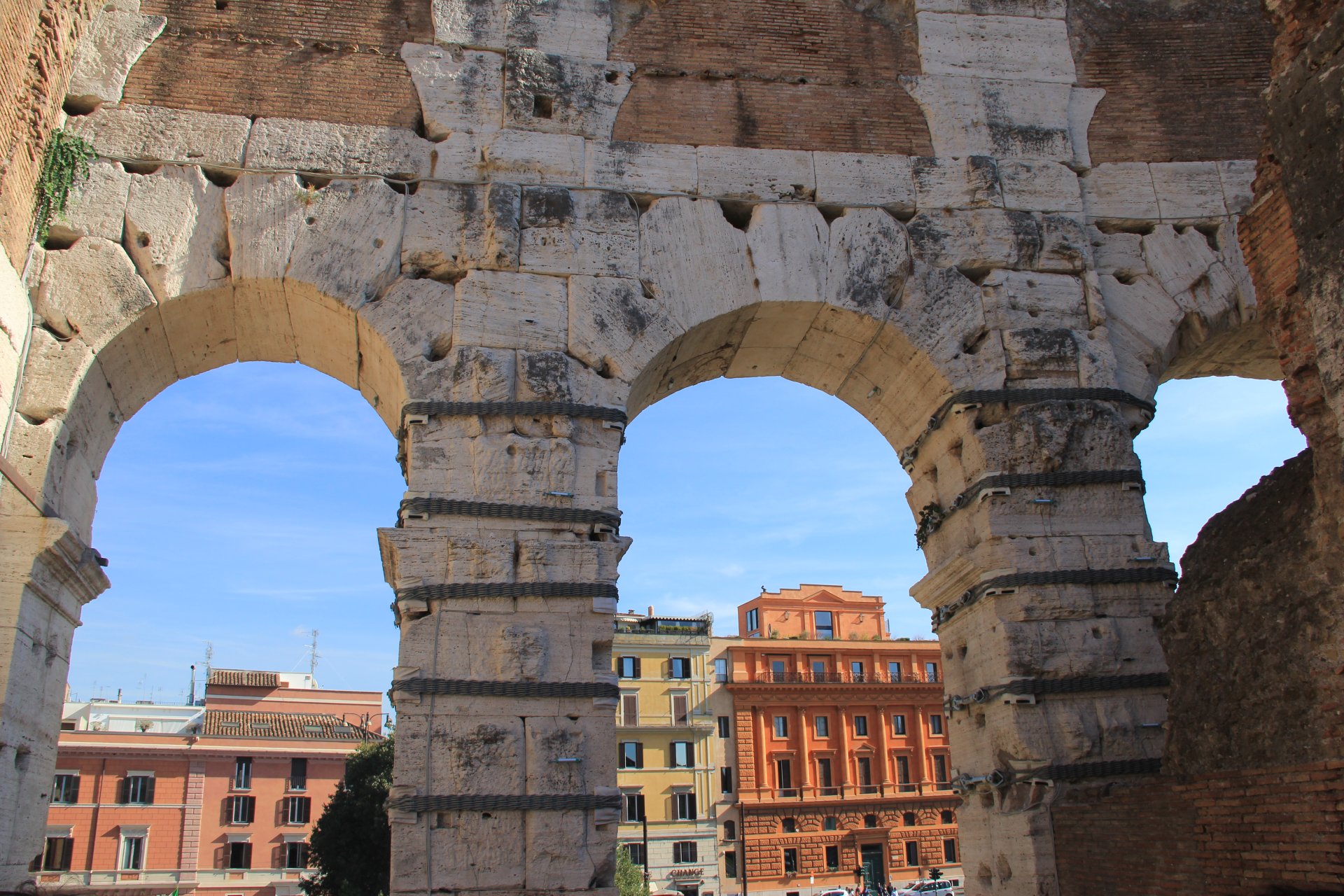 Widok przez arkady Koloseum na Rzym
