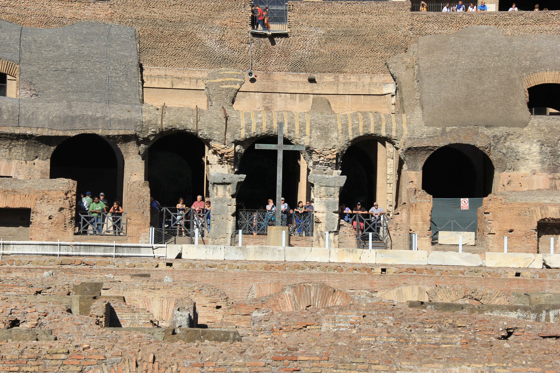 Drewniany krzyż ustawiony w Koloseum jako świadectwo mordu pierwszych chrześcijan