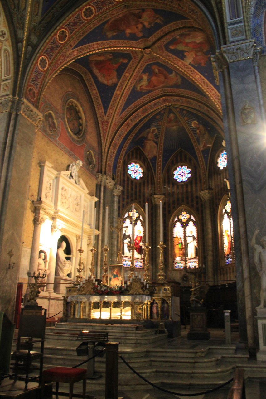 Wnętrze Bazyliki Santa Maria sopra Minerva, w tle grób św. Katarzyny ze Sieny