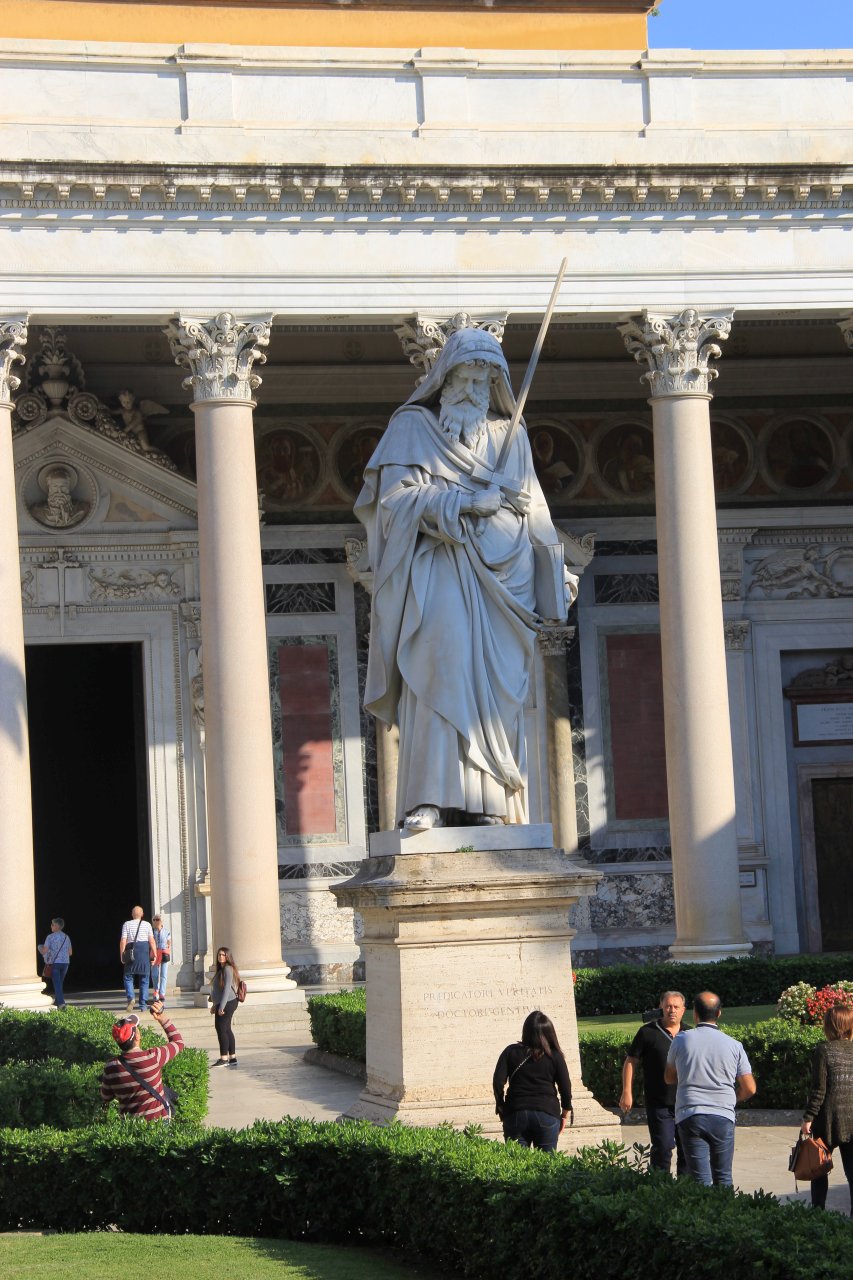 Figura św. Pawła z mieczem znajdująca się na dziedzińcu bazyliki