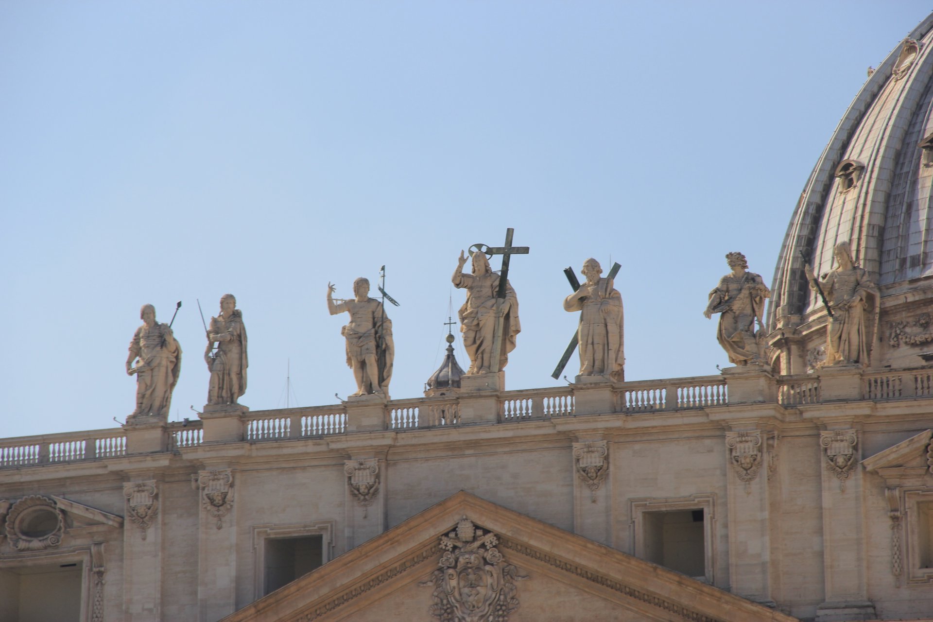 Posągi na fasadzie Bazyliki Watykańskiej