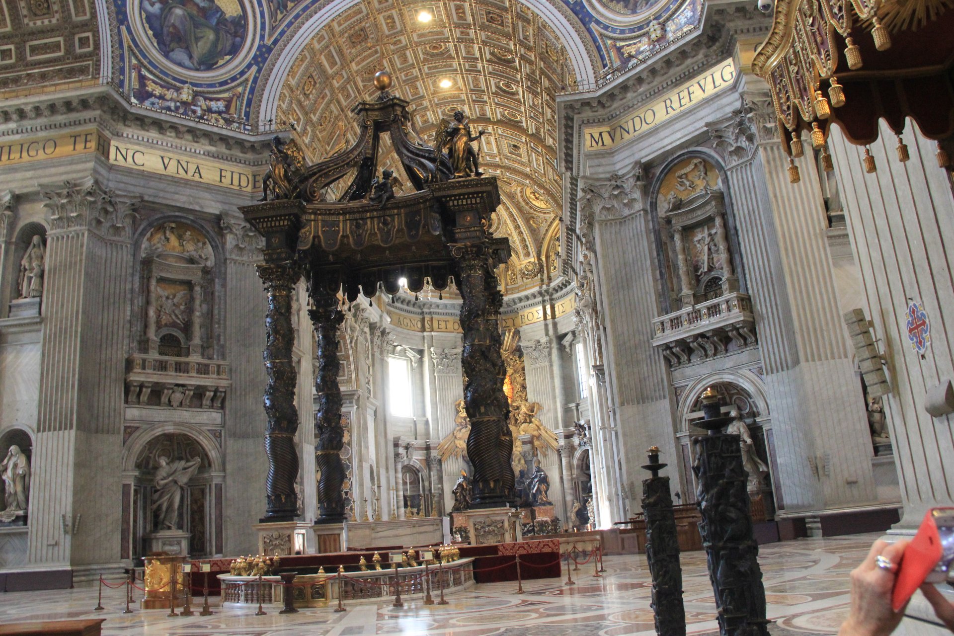 Baldachim nad ołtarzem głównym w Bazylice św. Piotra na Watykanie