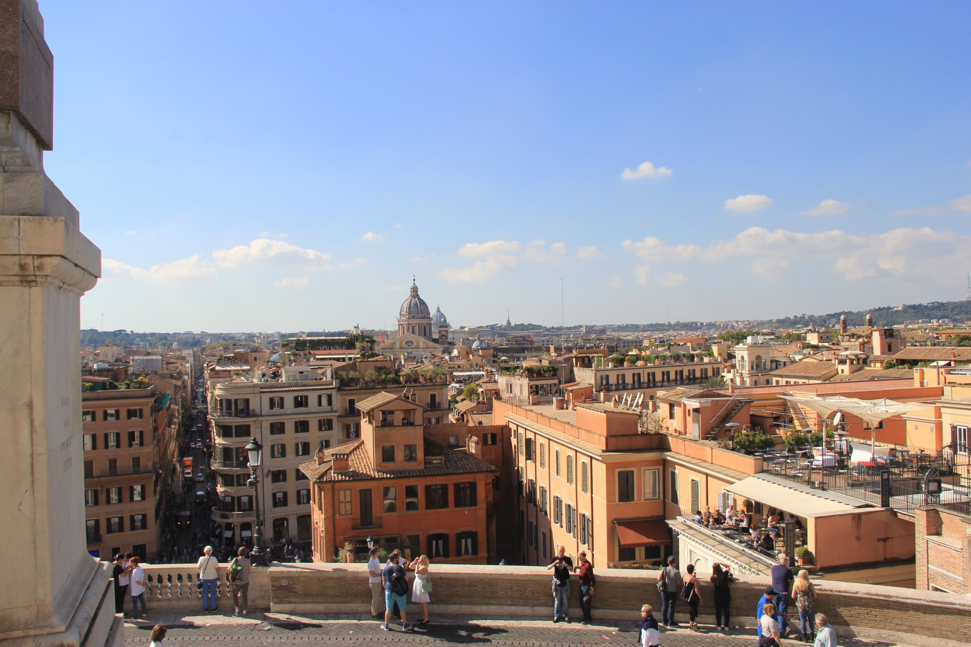 Widok na Rzym z placu przed kościołem Kościół Santissima Trinità dei Monti