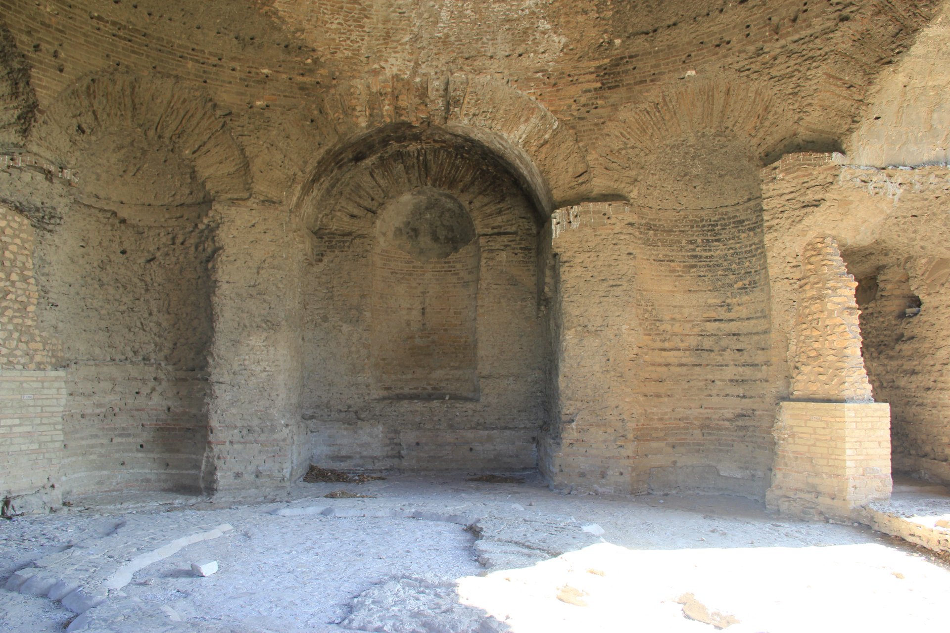 Wewnątrz Roccabruna - Wieży Akademii Ateńskiej