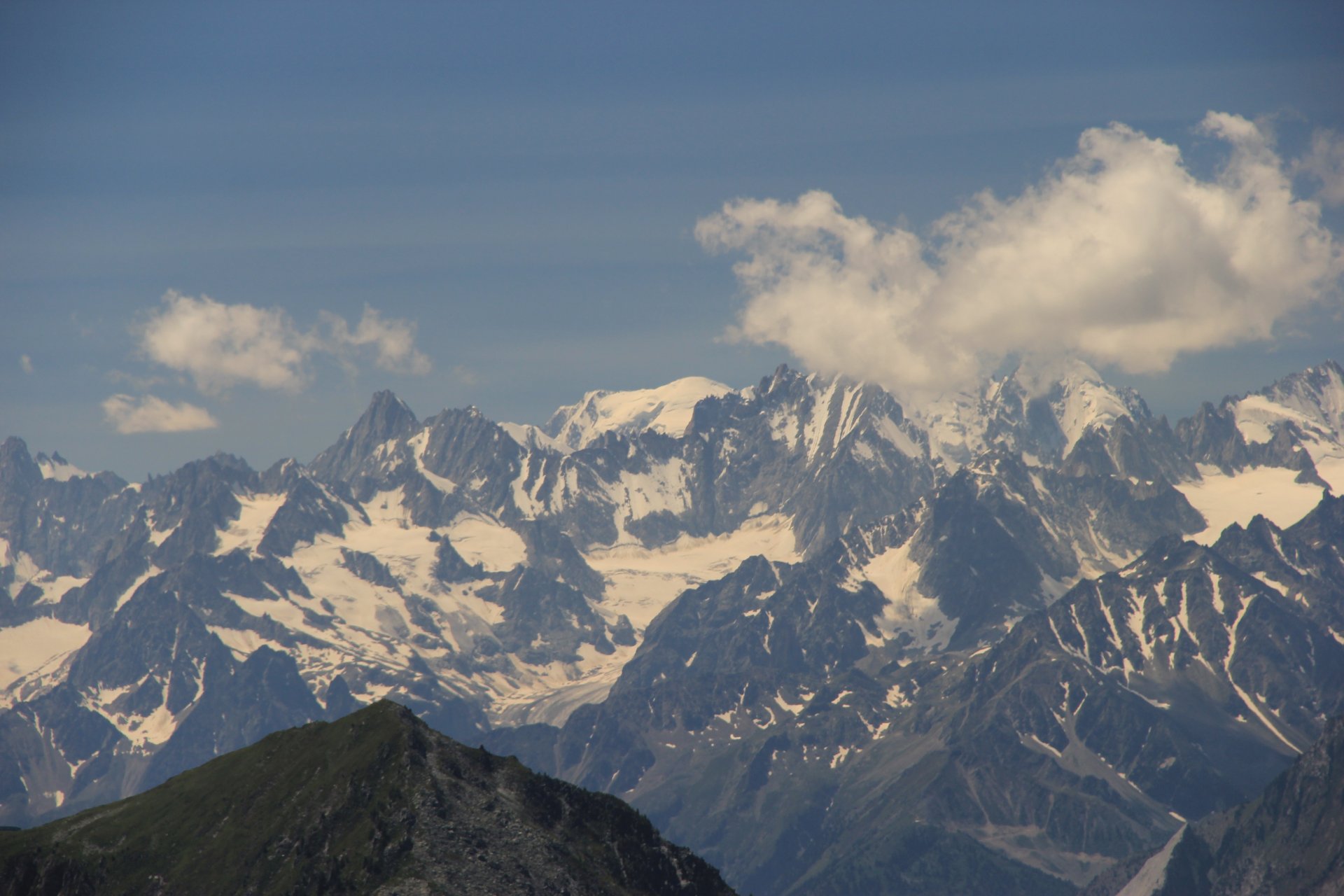 Widok na Alpy Francuskie, płaski szczyt to Mont Blanc