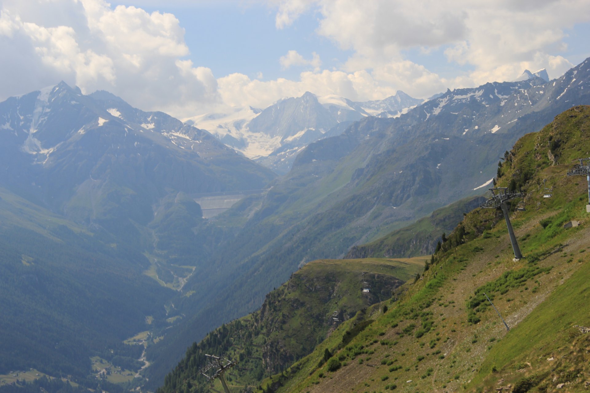 Widok na dolinę Val d'Heremence (w dali widoczna zapora Grande-Dixence)