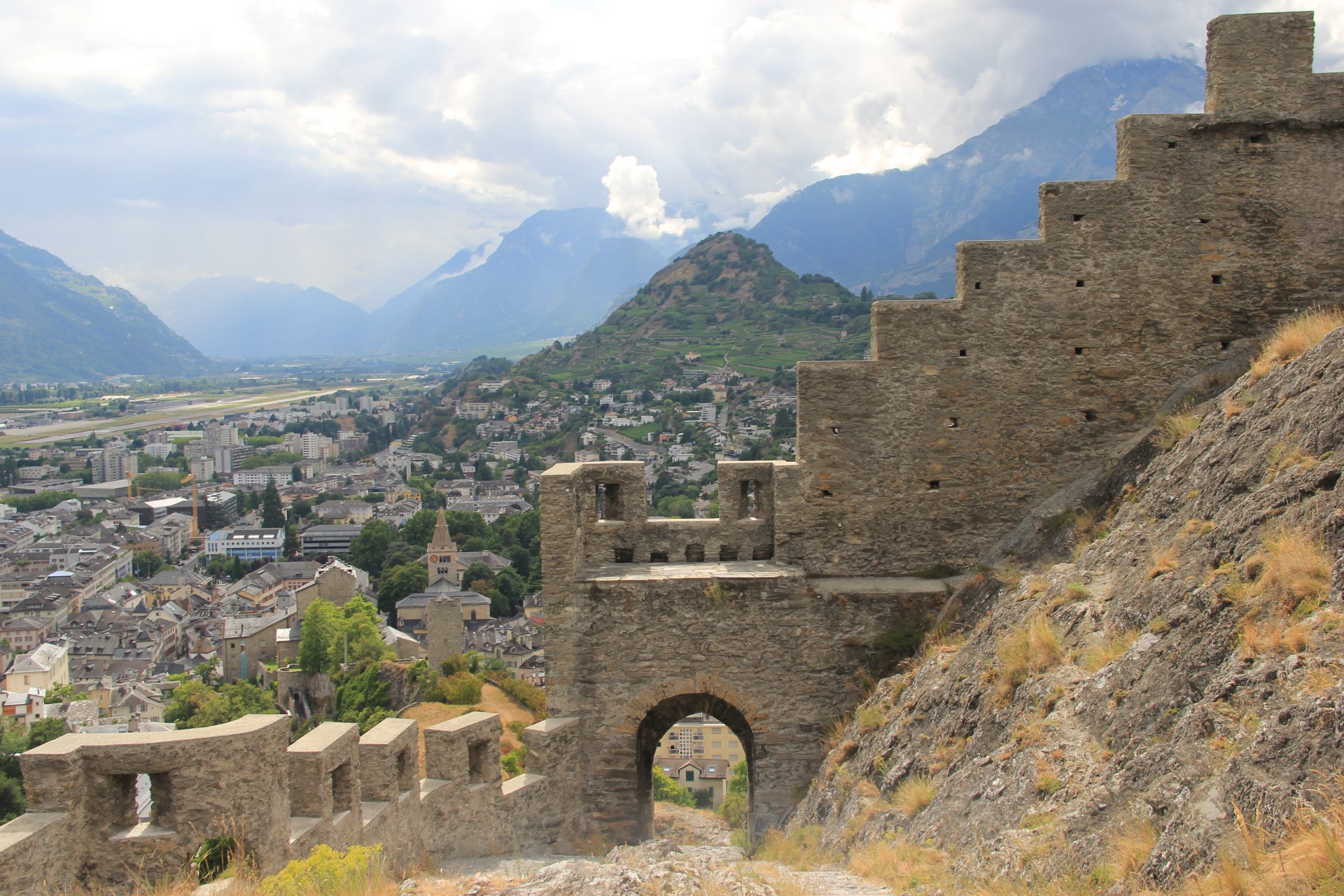 Miasto Sion widziane z zamku Tourbillion
