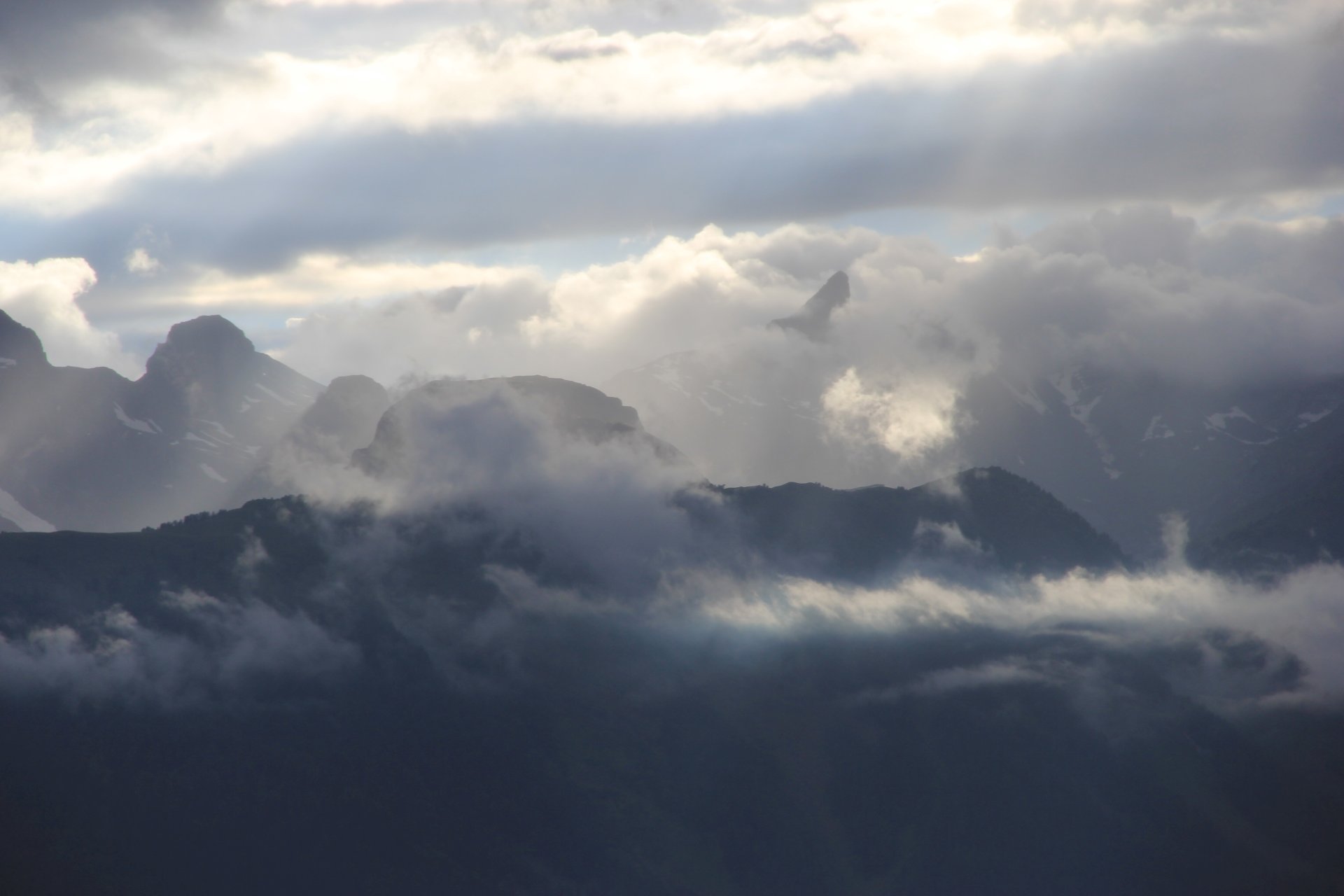 Burzowe chmury nad Doliną Rodanu