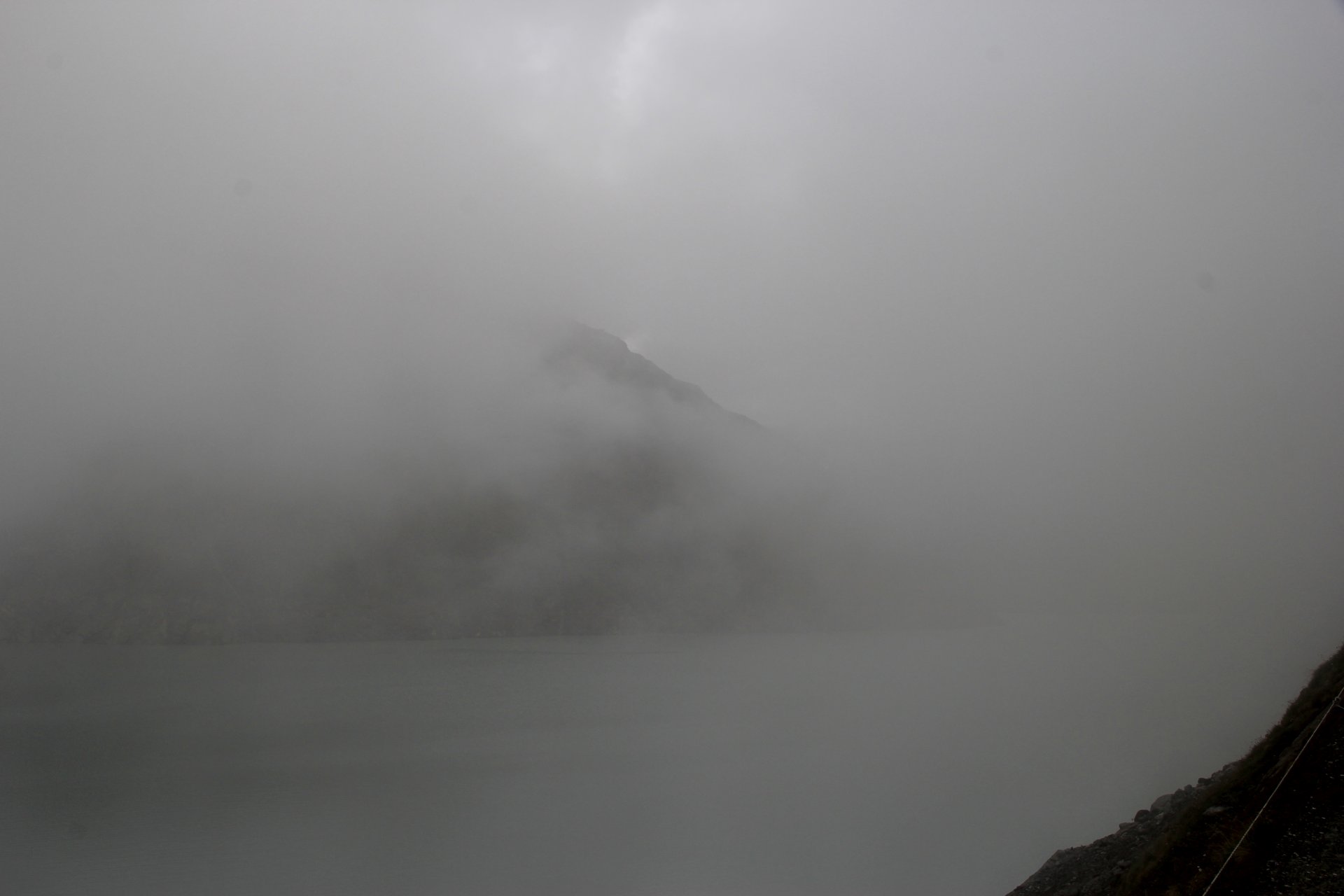 Jezioro Lac des Dix w porannej mgle