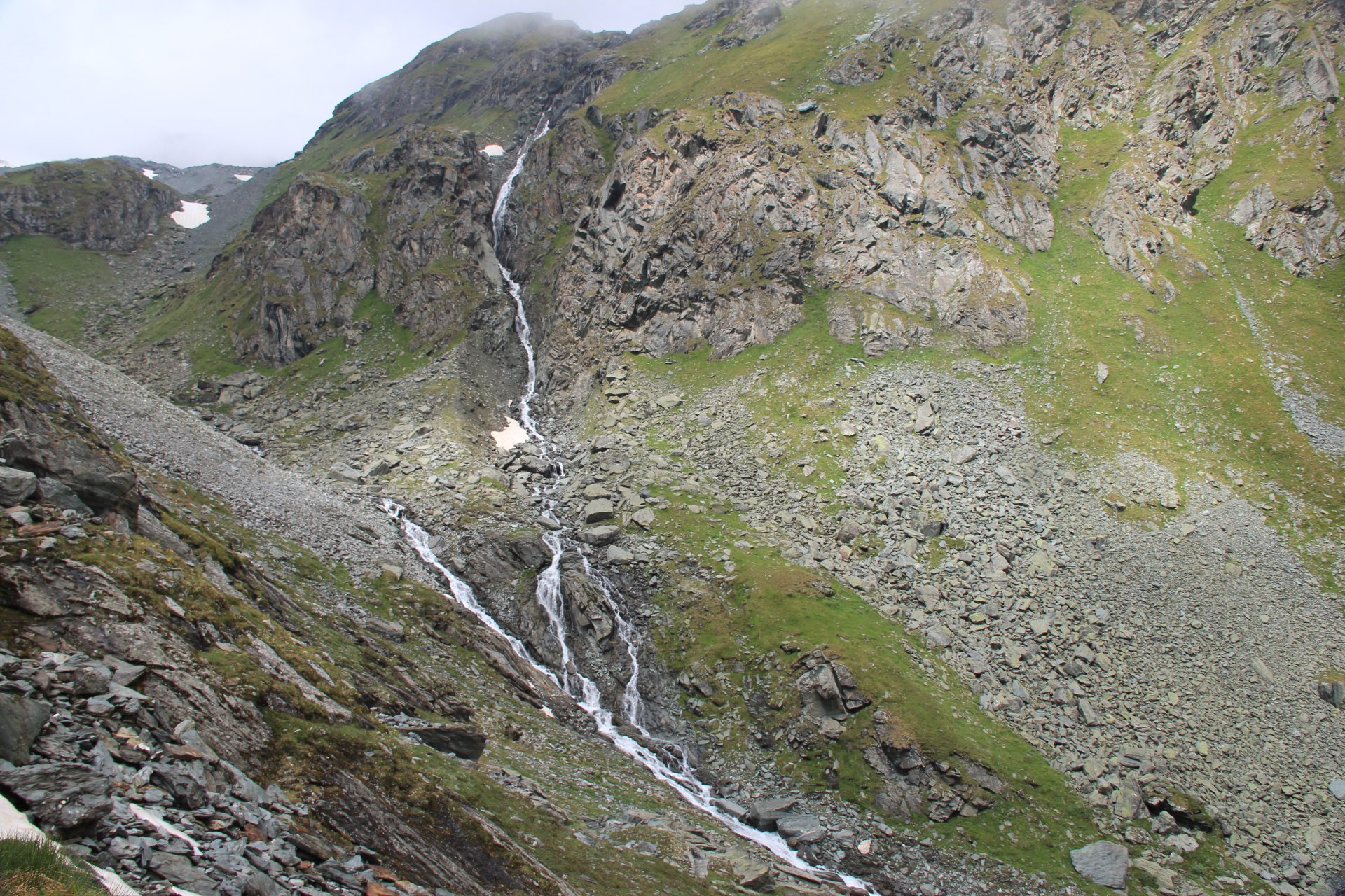 Wodospad na strumieniu Torrent de Chenna