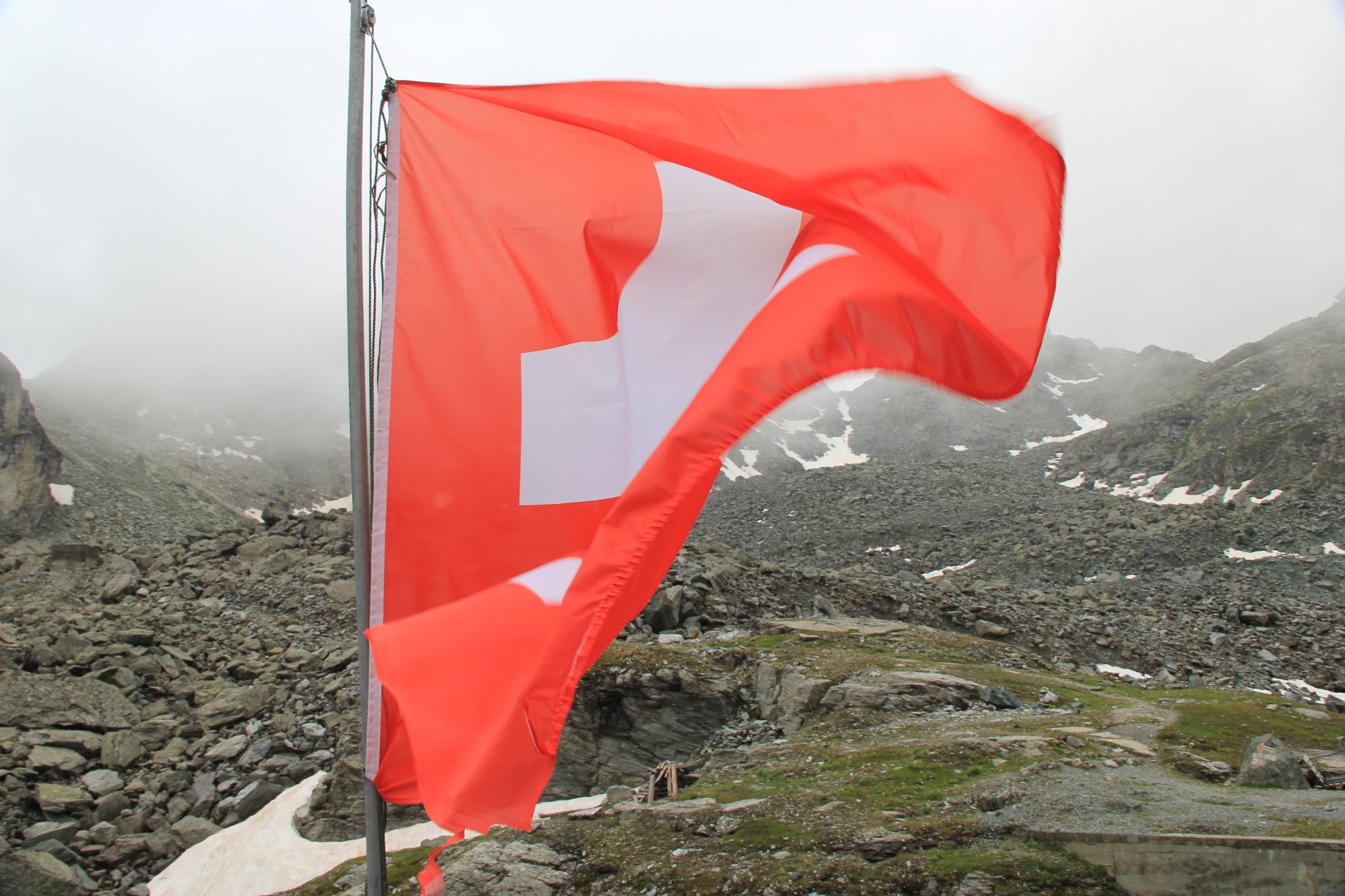 Flaga Szwajcarii przy schronisku Cabane de Prafleuri