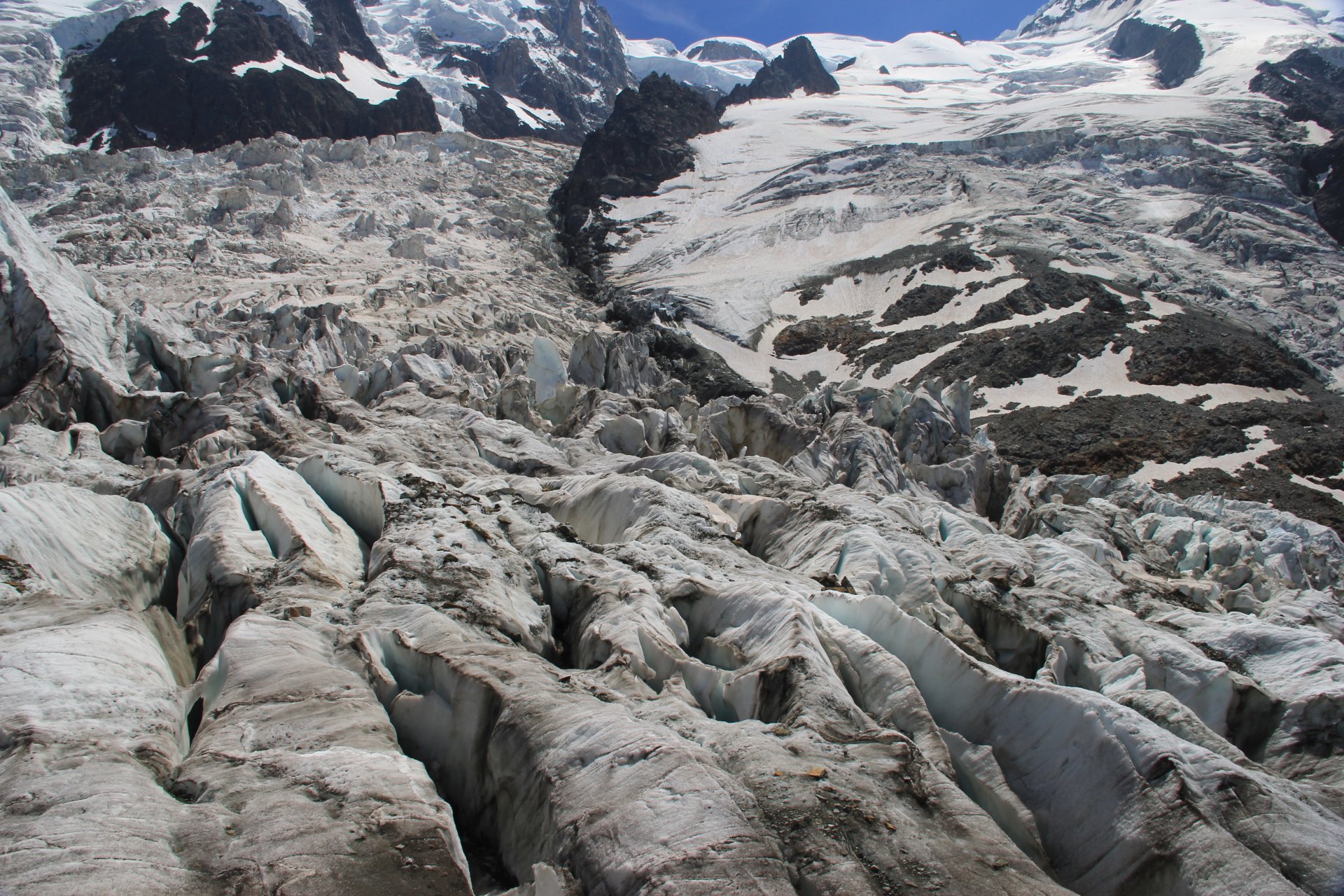 Widok z punktu widokowego La Jonction na lodowiec Bossons