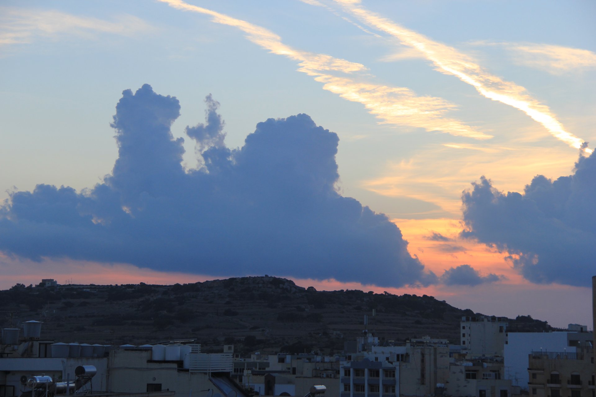 Burzowe chmury nad Buġibba