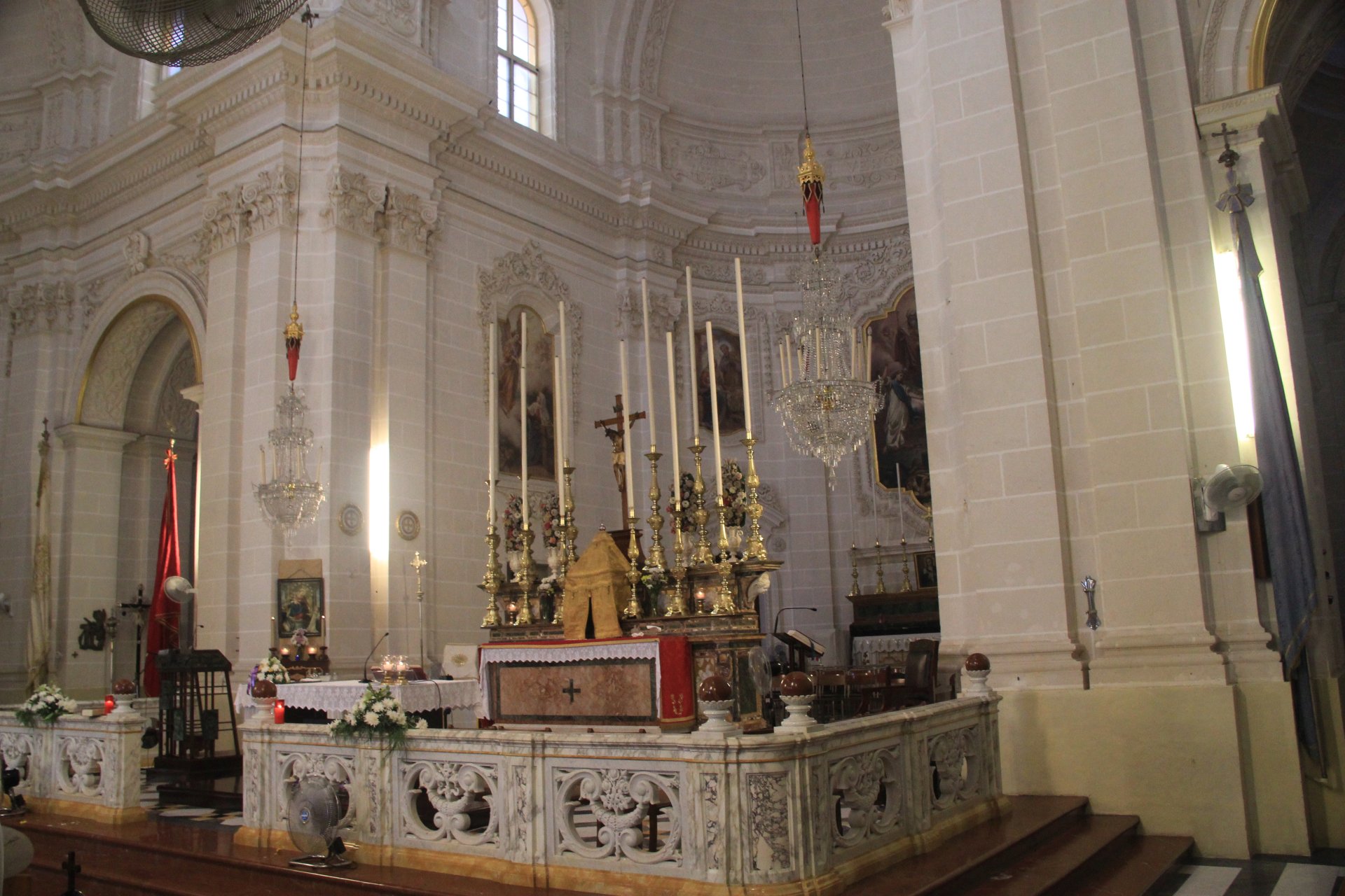 Ołtarz główny w kościele parafialnym w mieście Mellieħa
