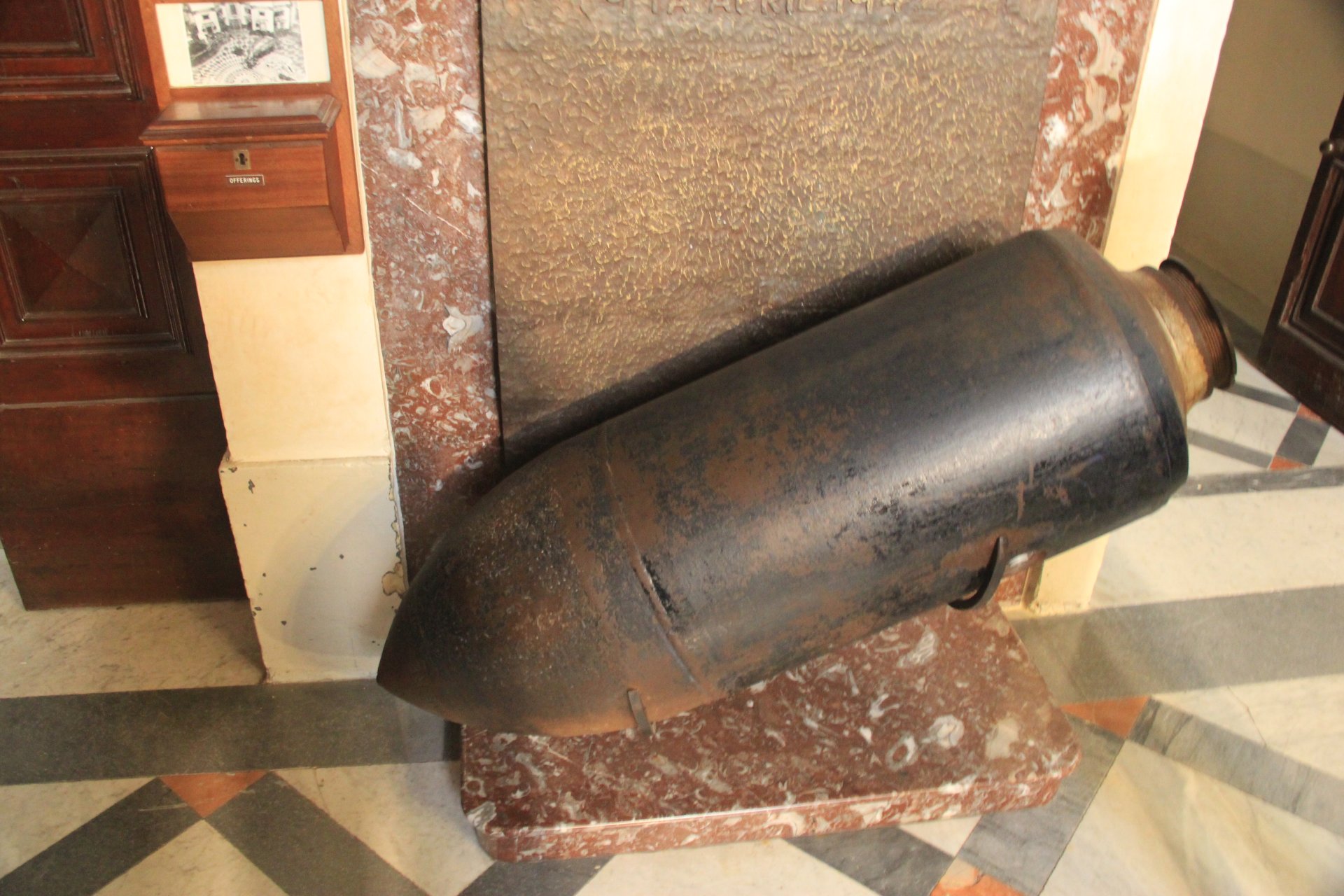 Replika pocisku, który przebił kopułę kościoła w Moście