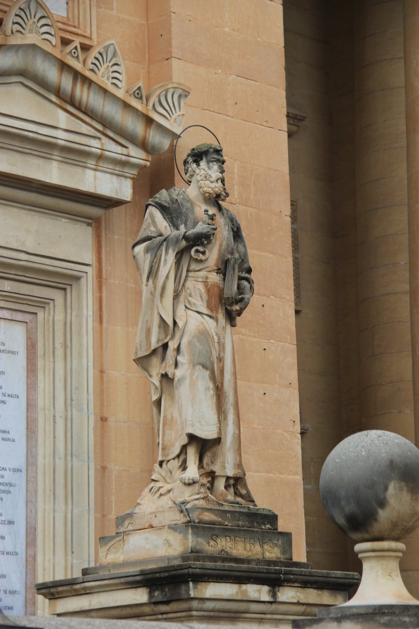 Posąg św. Piotra przed kościołem w Moście