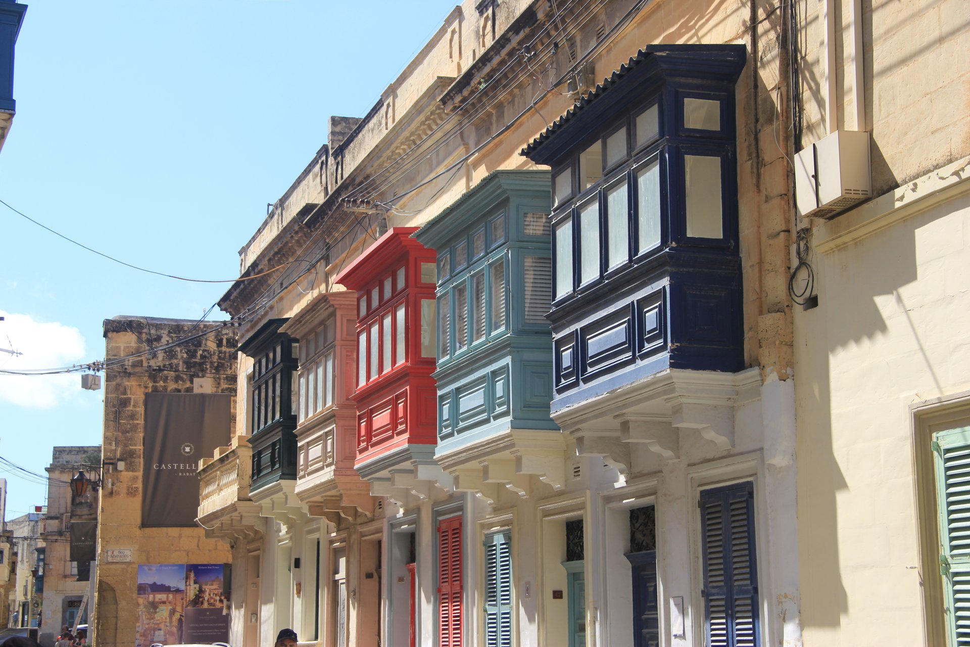 Kolorowe balkony w Rabacie