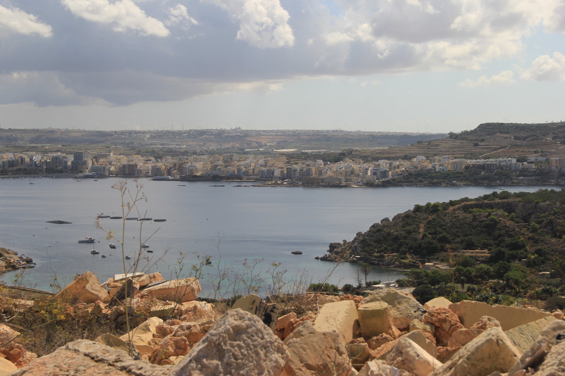 Na szlaku ponad Zatoką św. Pawła. W tle miasta Buġibba i San Pawl il-Baħar