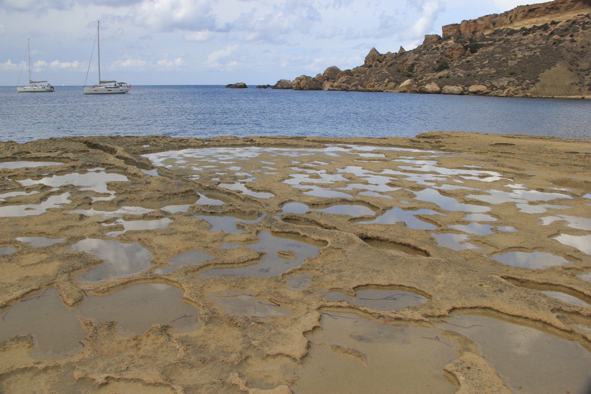 Skalny cypel w zatoce Il-Bajja tal-Ġnejna