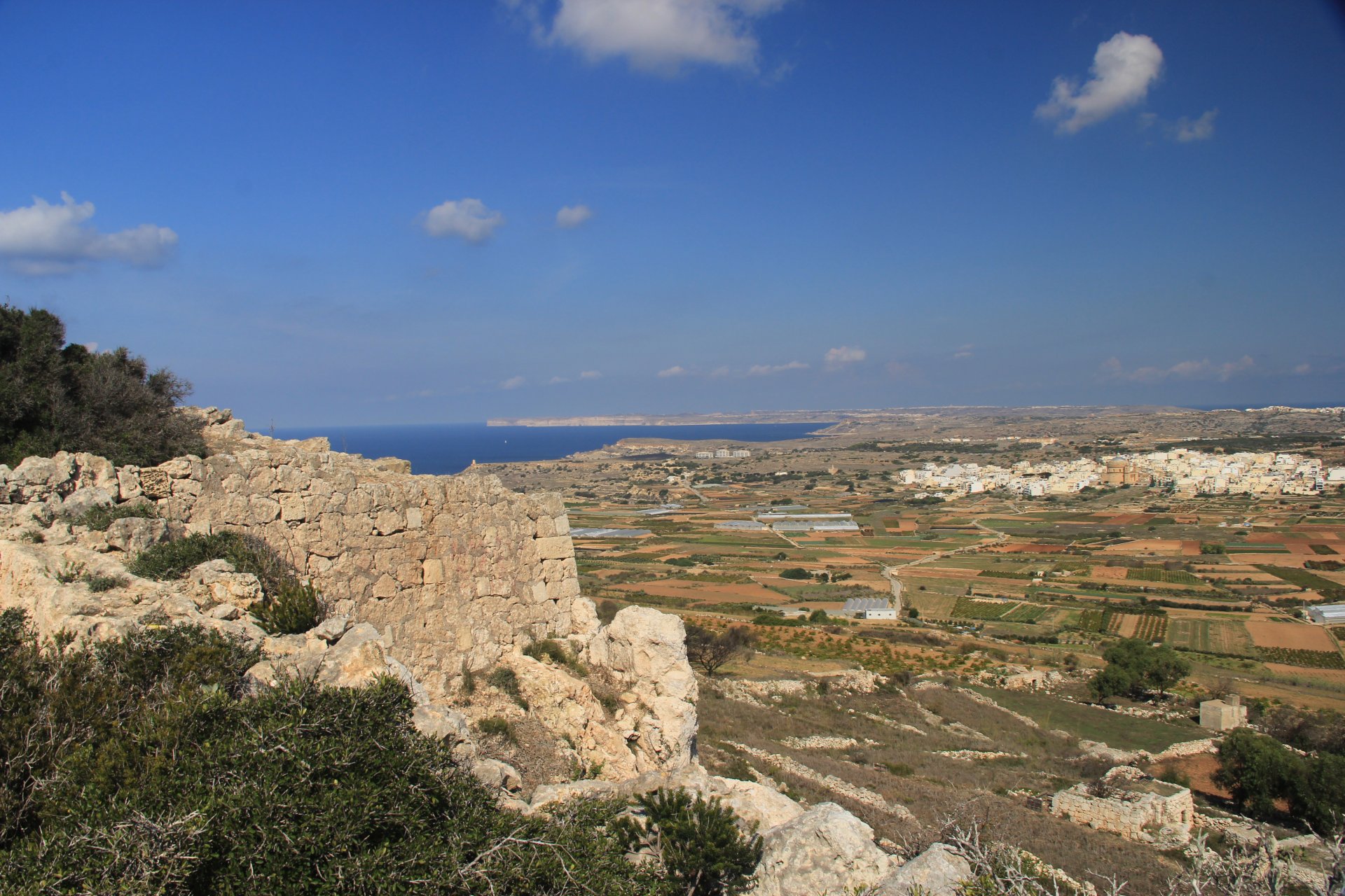 Widok z punktu widokowego Hunters Hills na północną część Malty