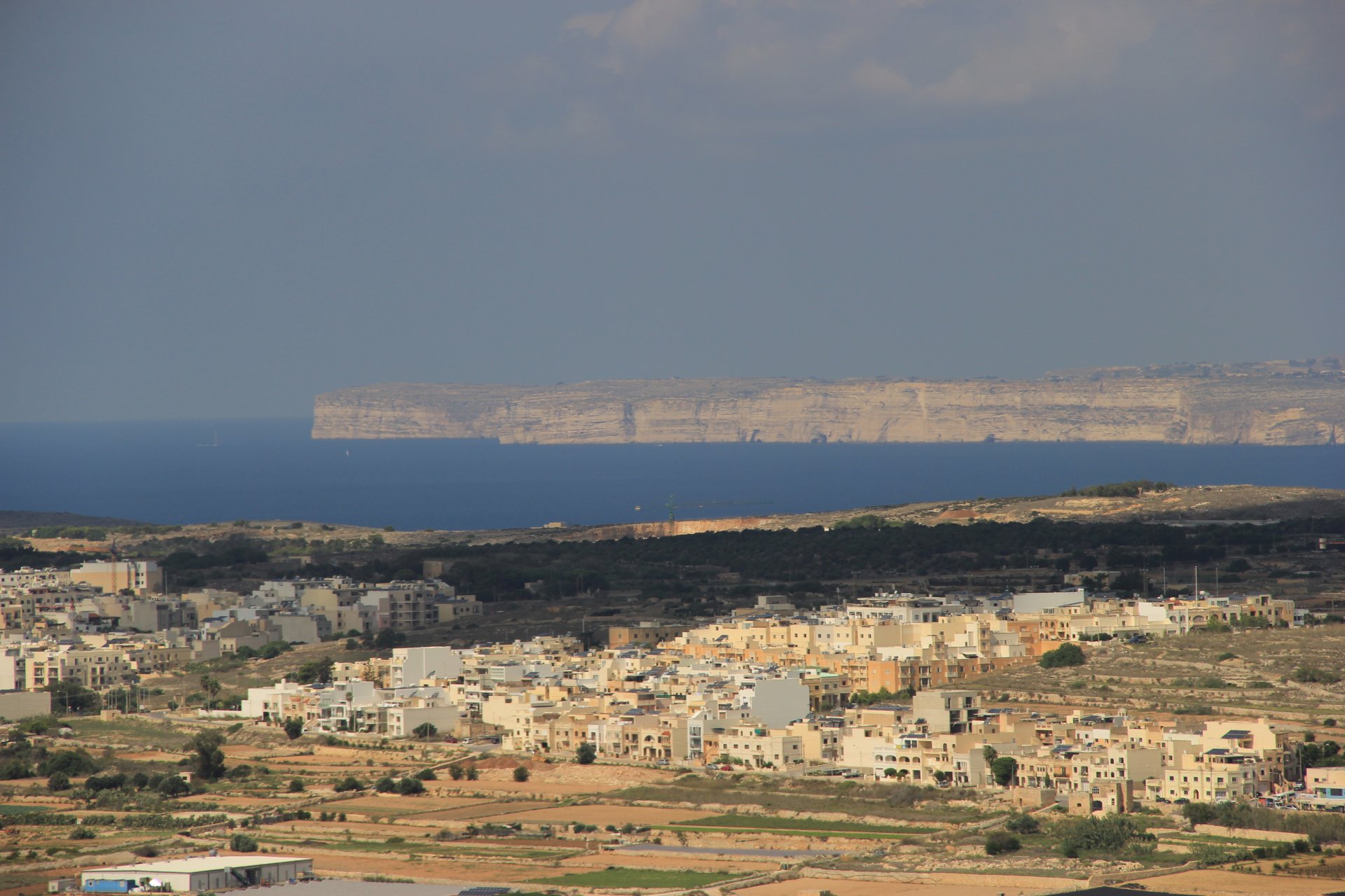 Widok z Victoria Lines w kierunku północnym, w dali wyspa Gozo
