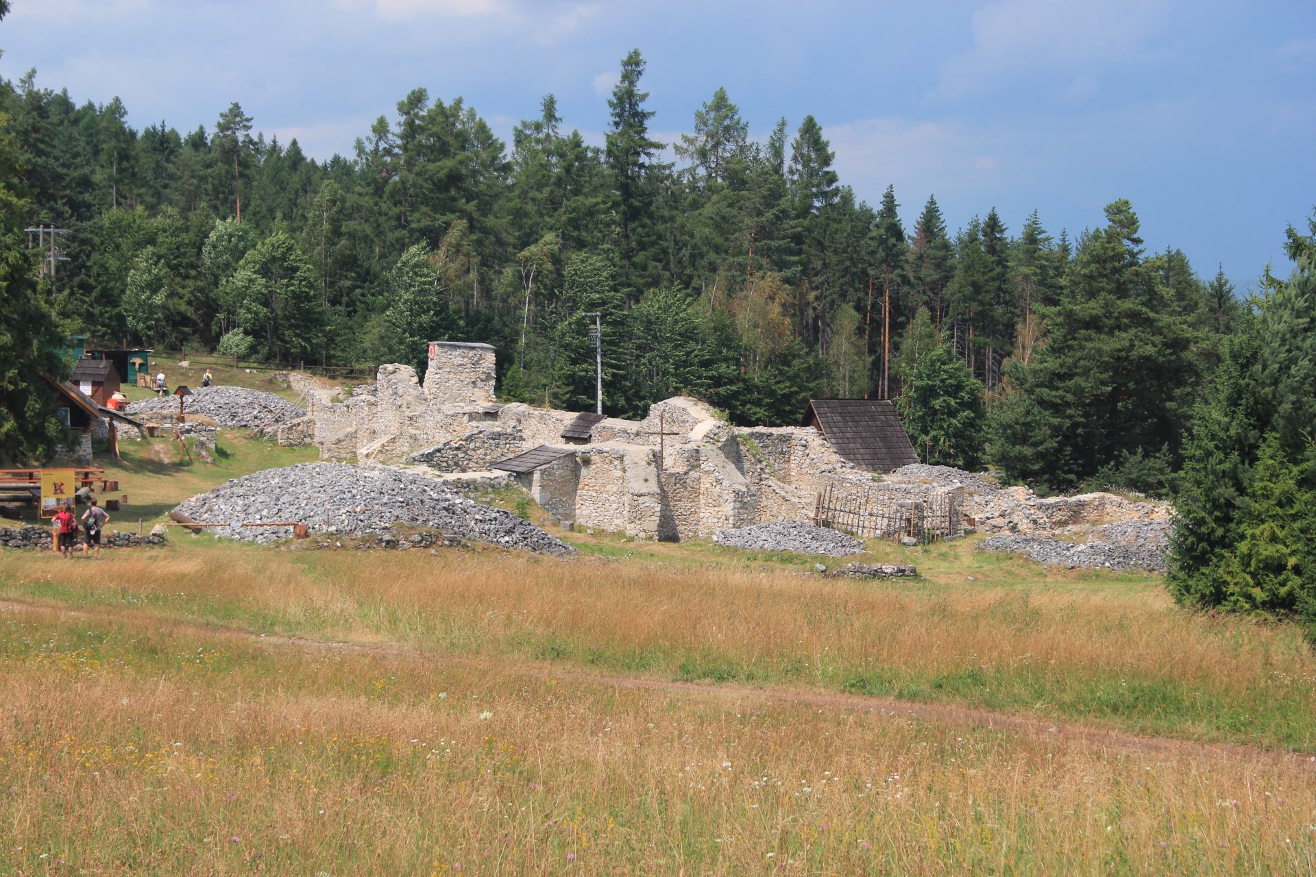 Ruiny klasztoru na polanie Kláštorisko