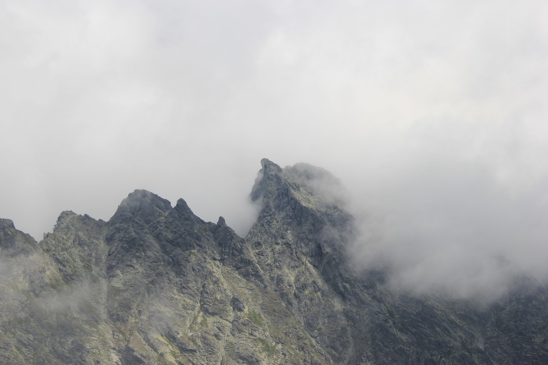 Szczyty tatrzańskie schowane w chmurach