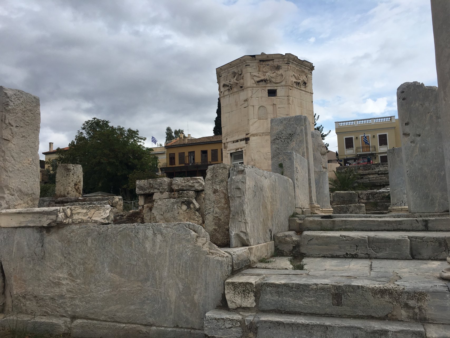 Forum Rzymskie, w tle Wieża Wiatrów