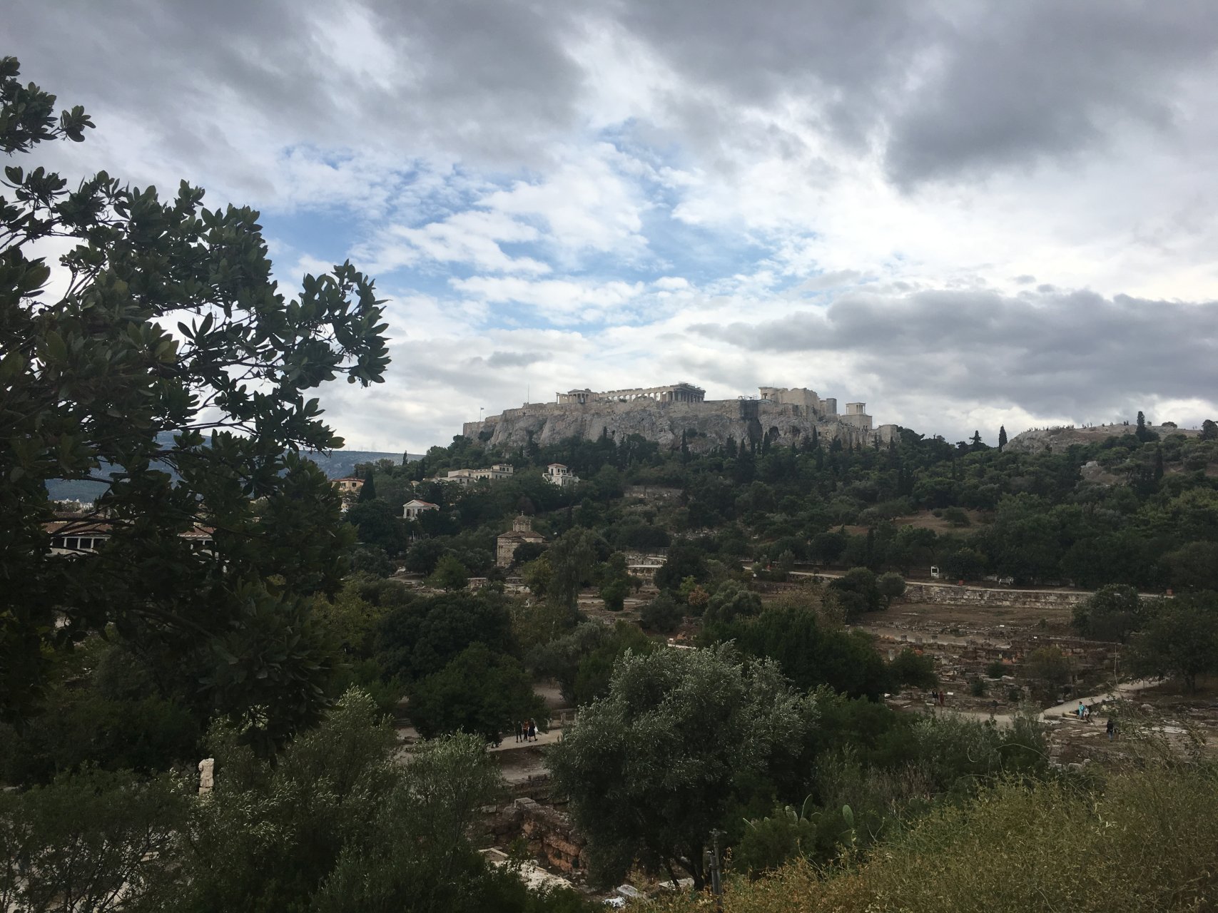 Widok na Akropol z Agory Ateńskiej