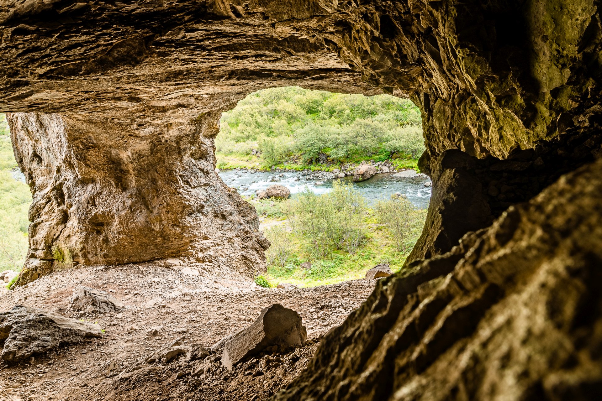 Jaskinia Þvottahellir w drodze do wodospadu Glymur