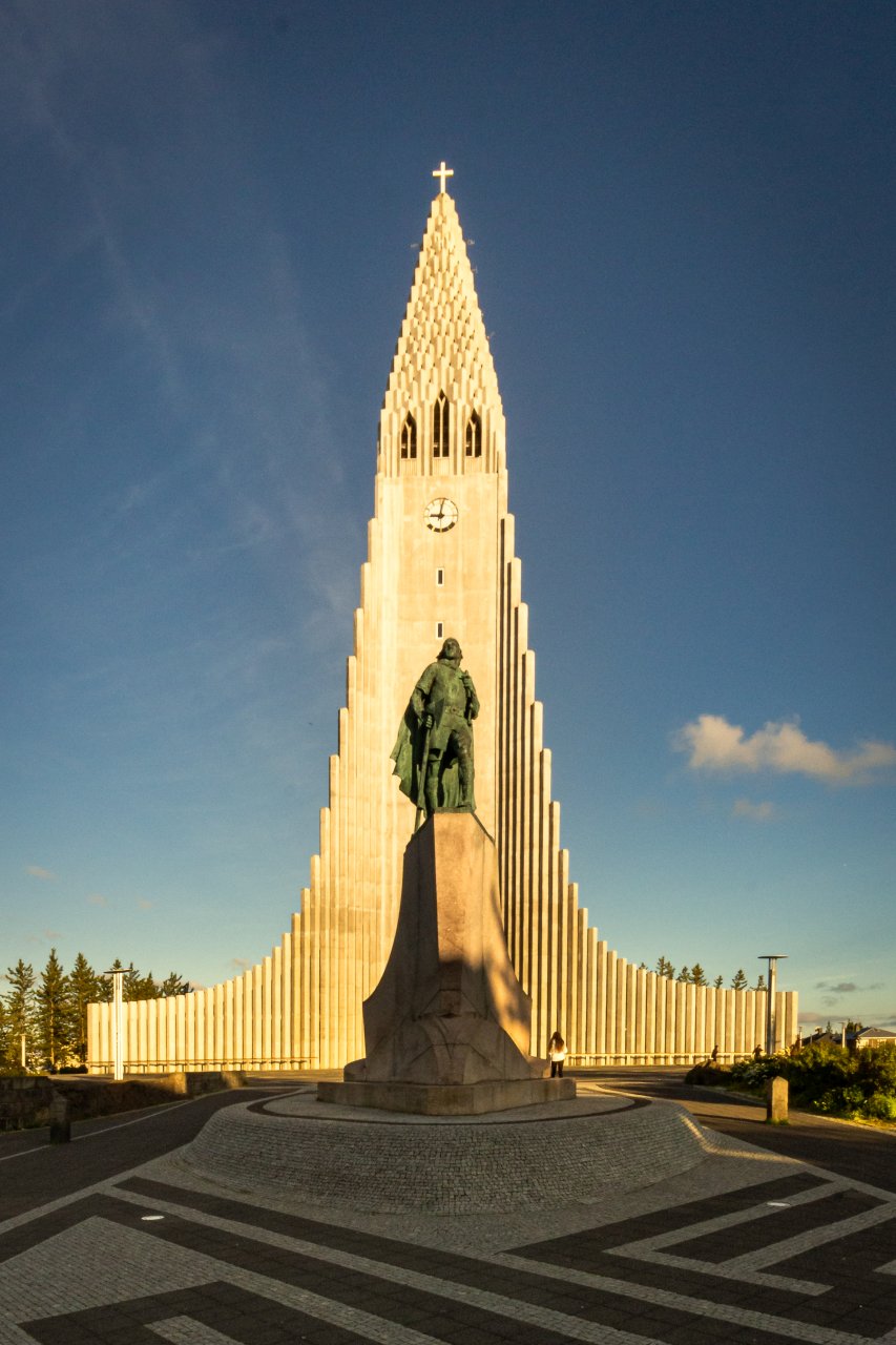 Symbol miasta - katedra Hallgrímskirkja, a przed nią pomnik Leifura Ericsona