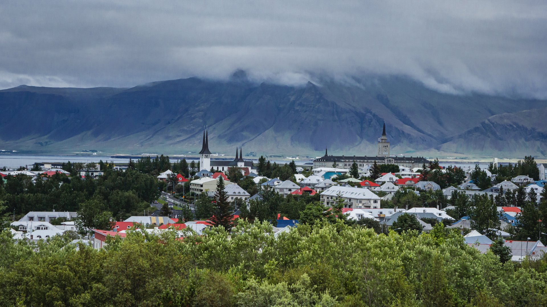 Widok na Reykjavík ze wzgórza Öskjuhlíð