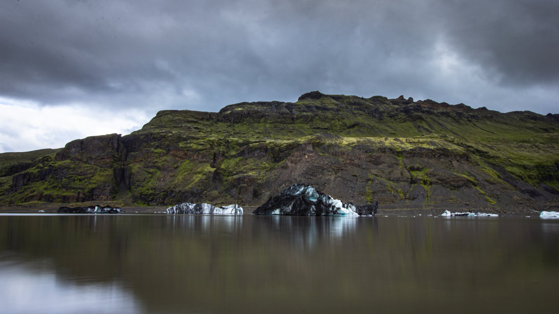 Jezioro u podnóża lodowca Sólheimajökull