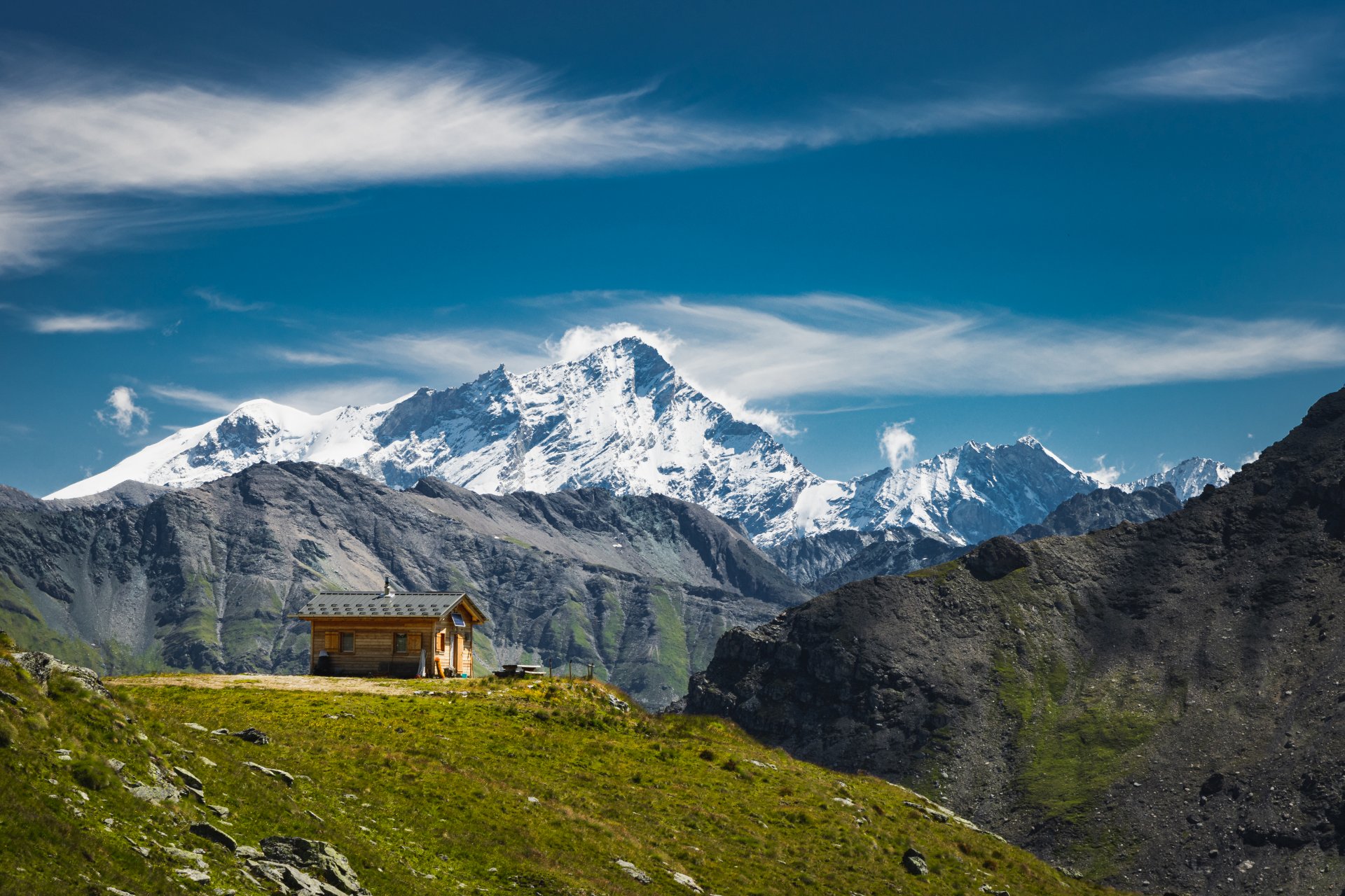 Samotny domek w górach