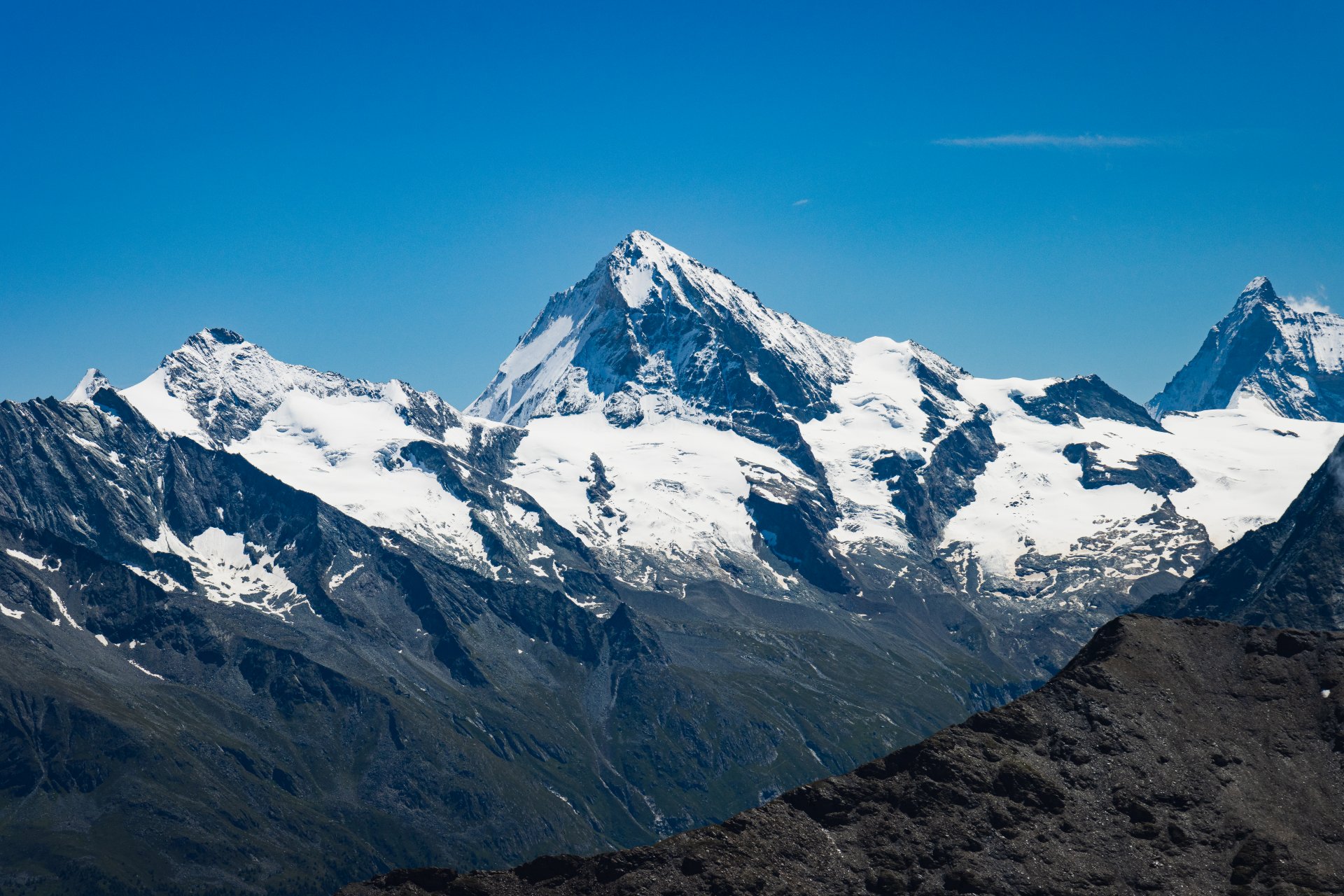 Dent Blanche oraz Matterhorn (po prawej)