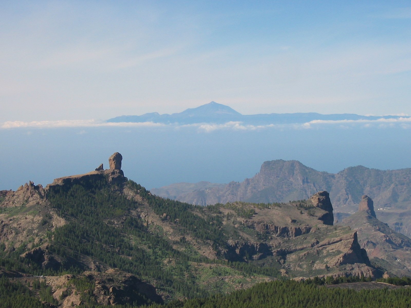 Widok z Pico de las Nieves w kierunku zachodnim (na pierwszym planie Roque Nublo, a w tle Pico del Teide na Teneryfie)