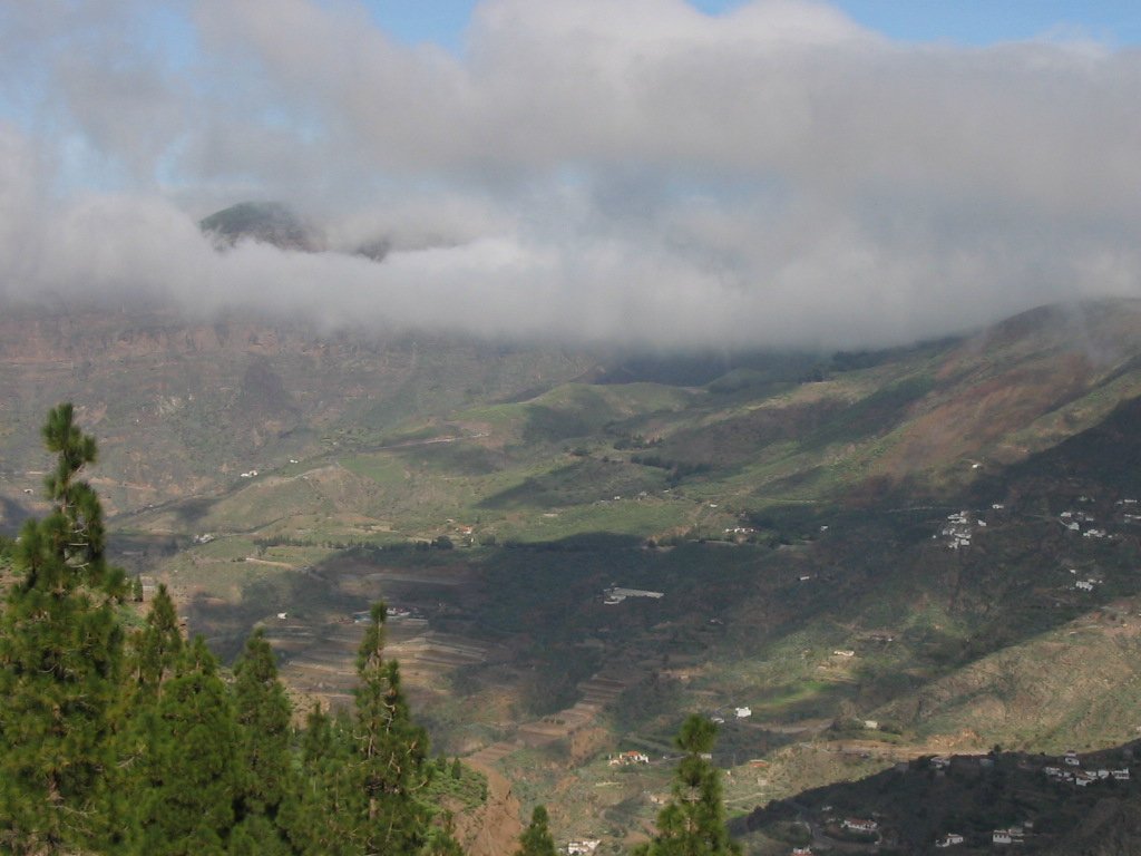 Widok ze ścieżki prowadzącej do Roque Nublo