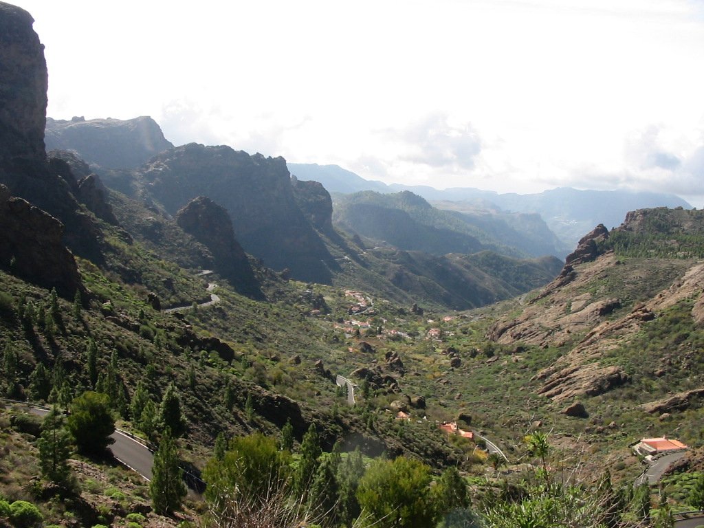 Widok ze ścieżki prowadzącej do Roque Nublo