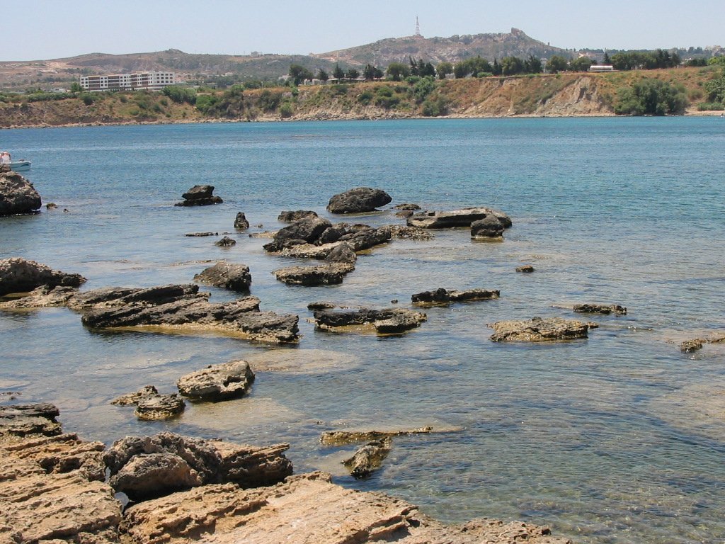Wulkaniczne skały w zatoce Agia Marina